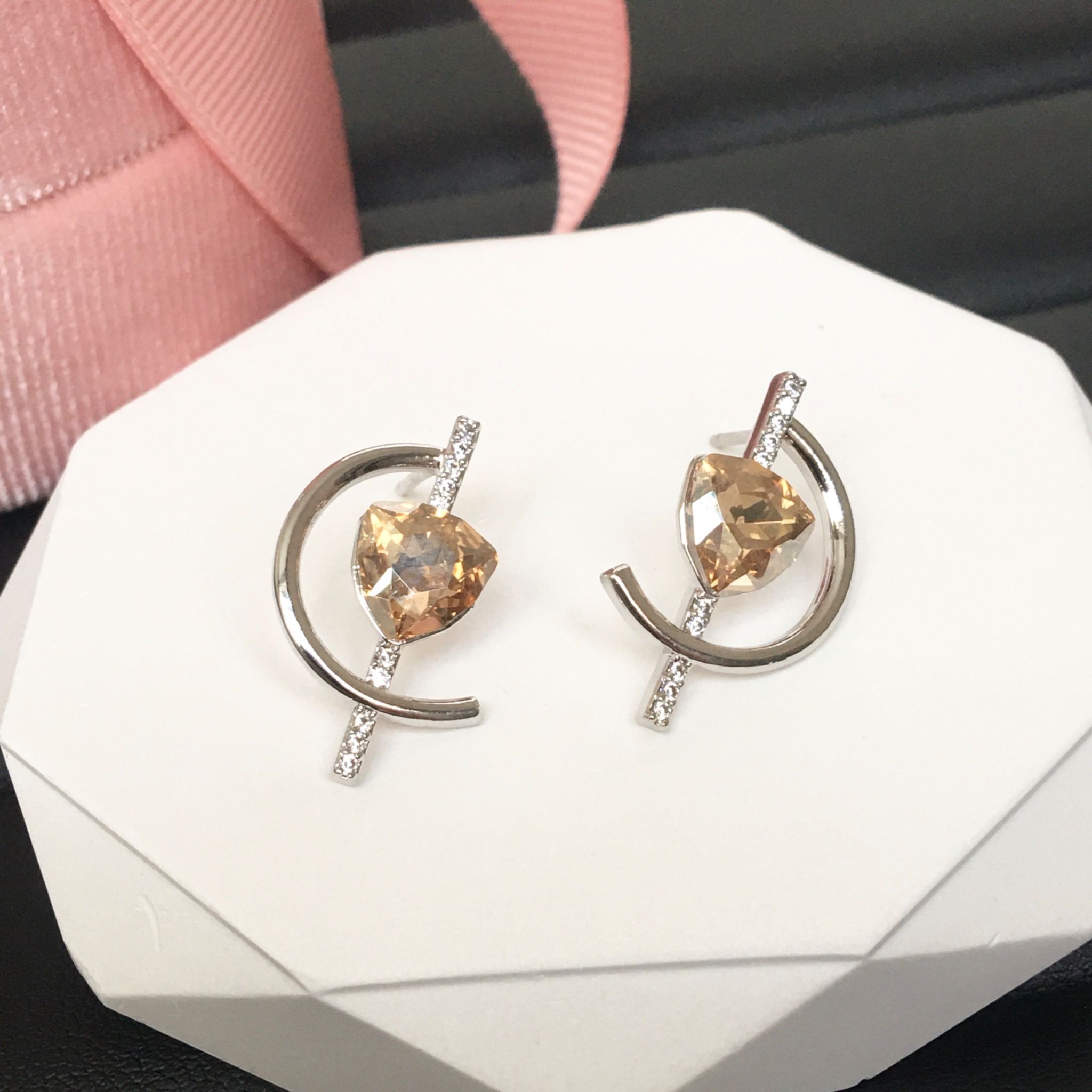 Bông Tai Mặt Trắng & Trái Tim Pha Lê Vàng (AE)