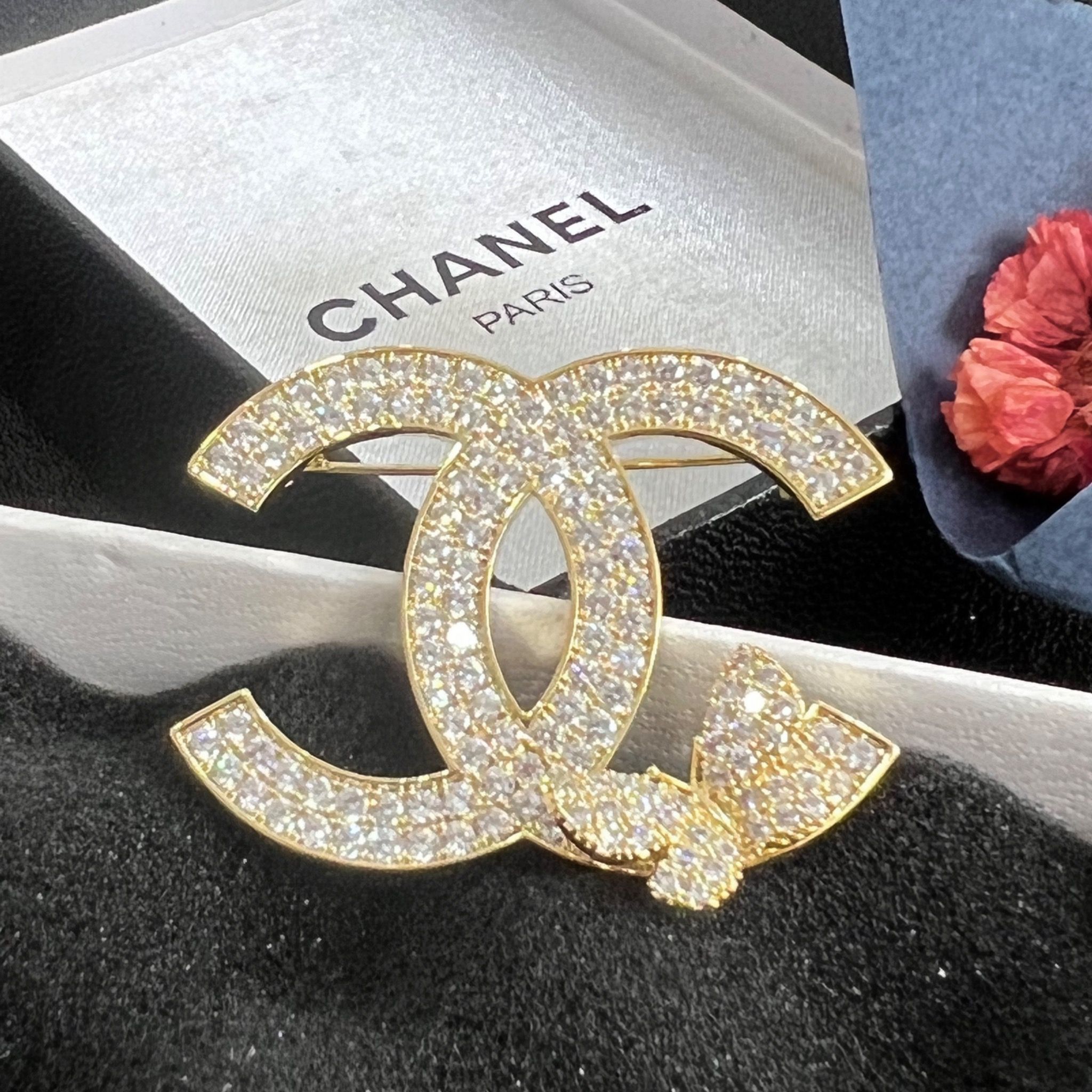 Cài Áo - Chanel & Con Bướm Màu Vàng Pha Lê Trắng (CR)