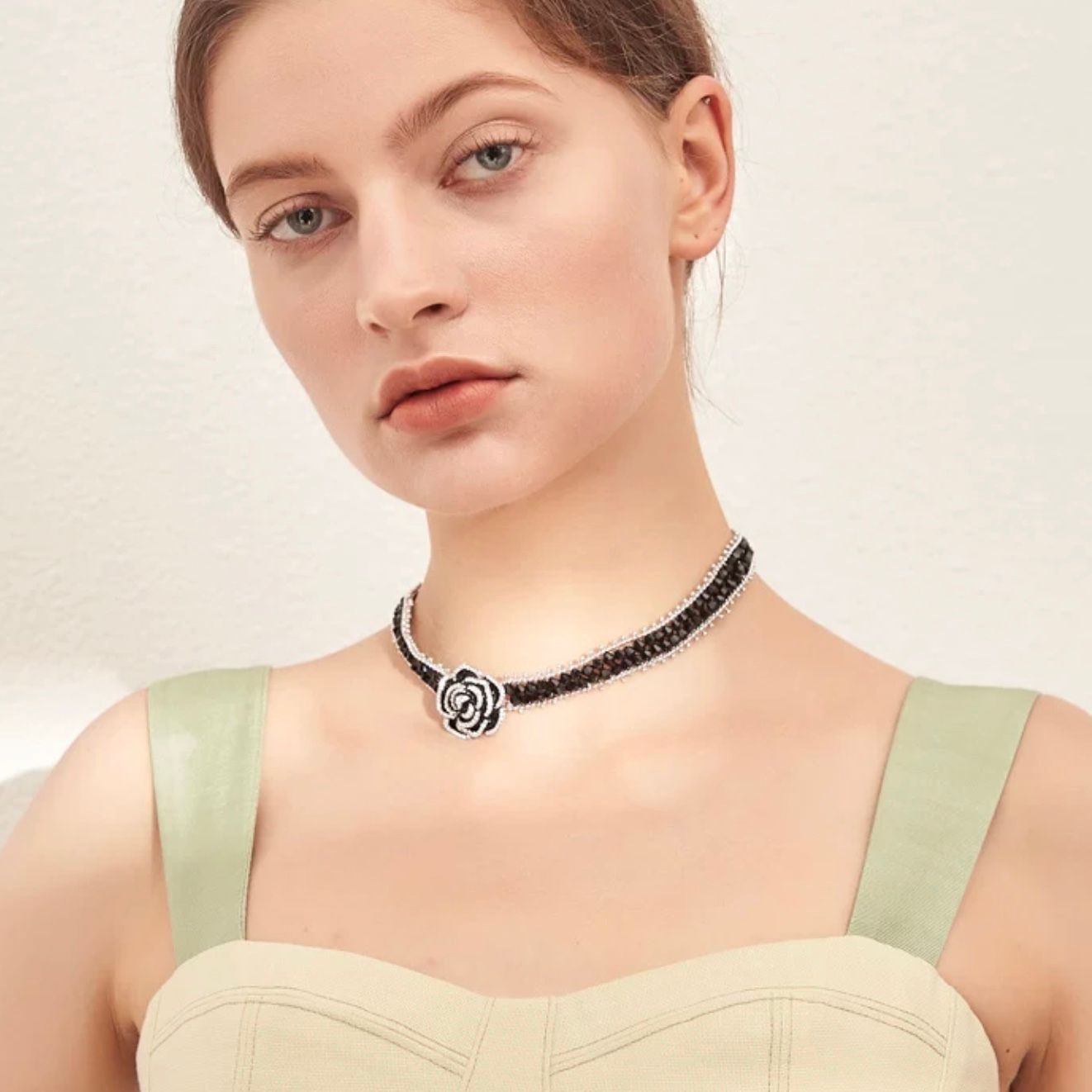 DÂY CHUYỀN NGẮN - CHOKER HOA HỒNG PHA LÊ ĐEN (AA)