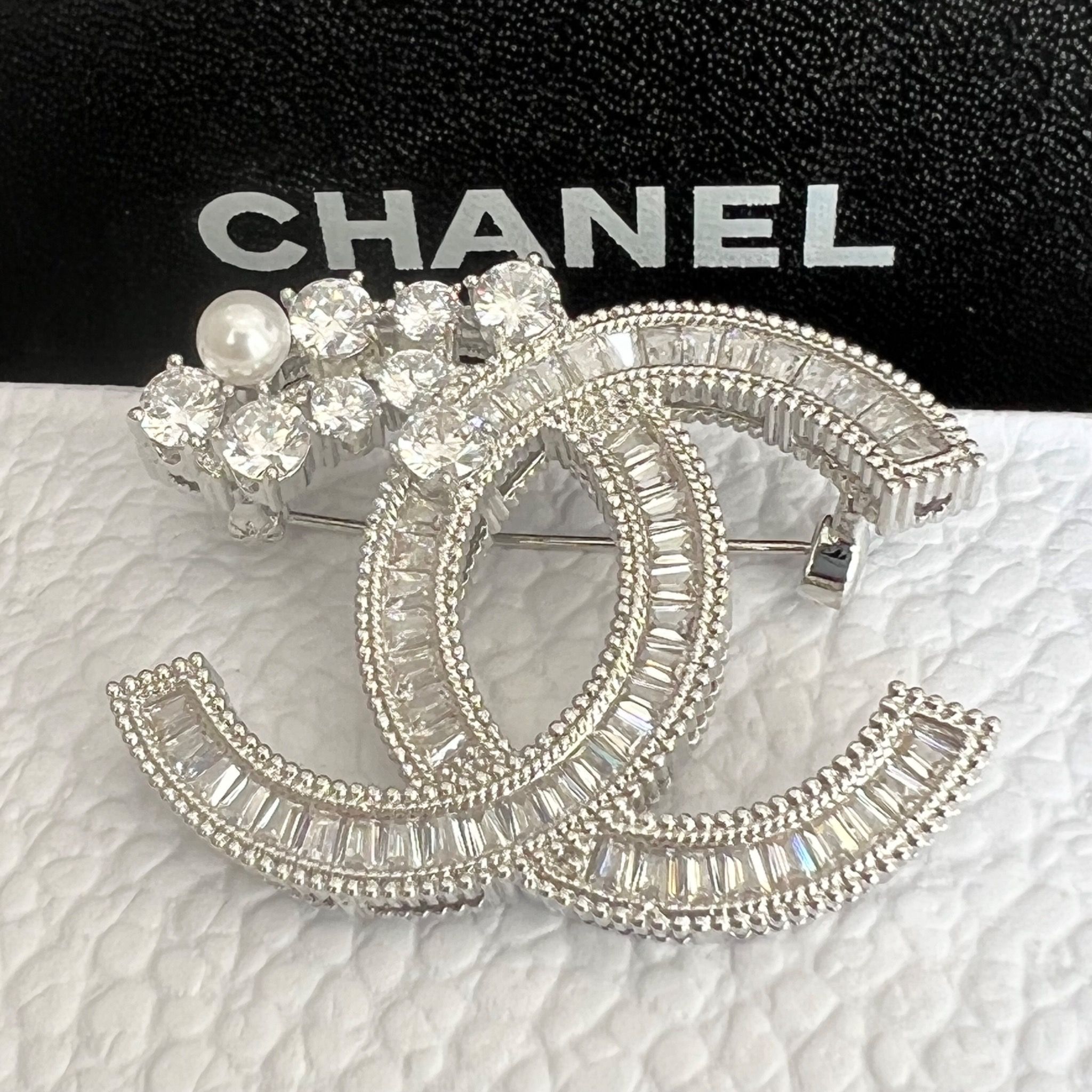 Cài Áo Nam, Nữ - Chanel Màu Trắng Ngọc Trai & Pha Lê (CE)