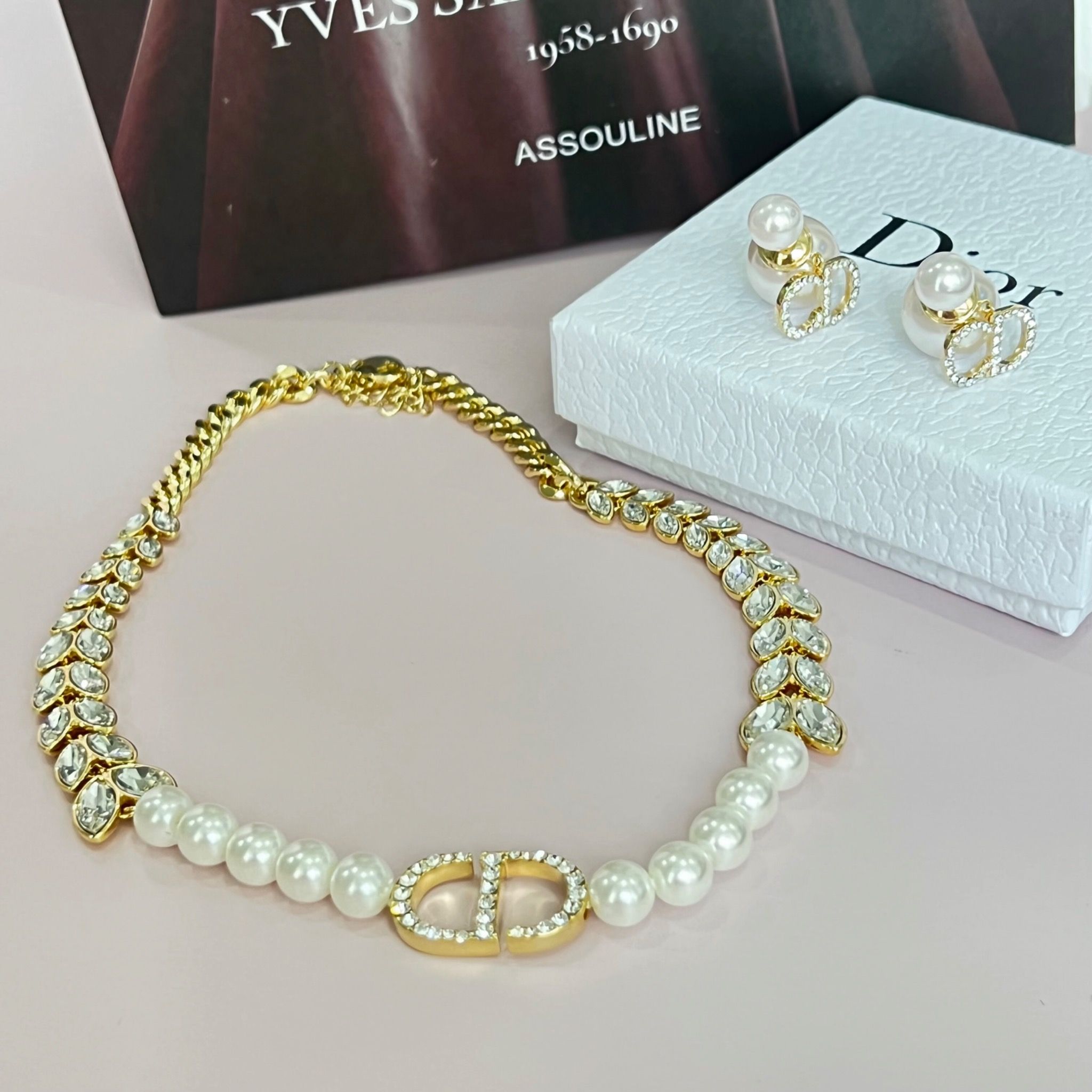 Bộ Trang Sức Di.oor Trắng - Vòng cổ Choker & Bông Tai Ngọc Trai, Pha Lê 2 Kiểu Đeo Quý Phái (AL)
