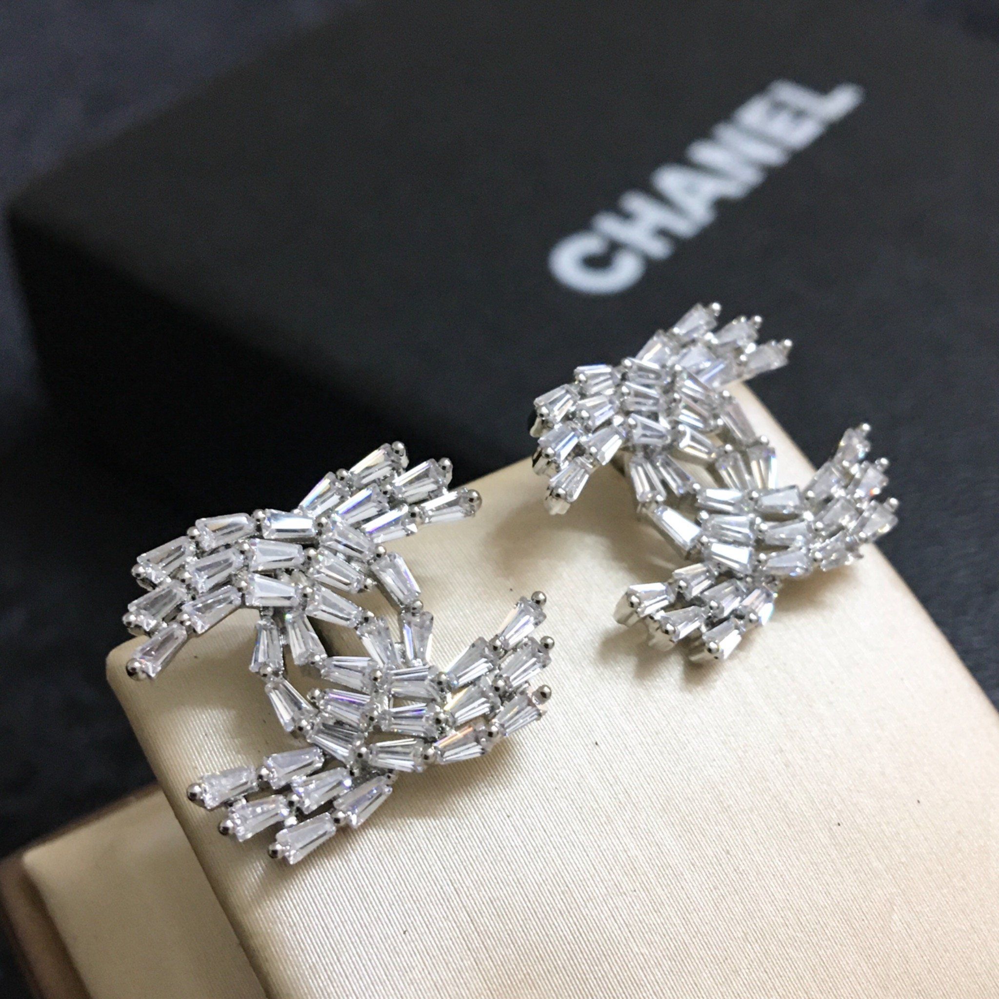 Bộ Trang Sức Chanel Trắng - Cài Áo & Bông Tai Pha Lê (AG)