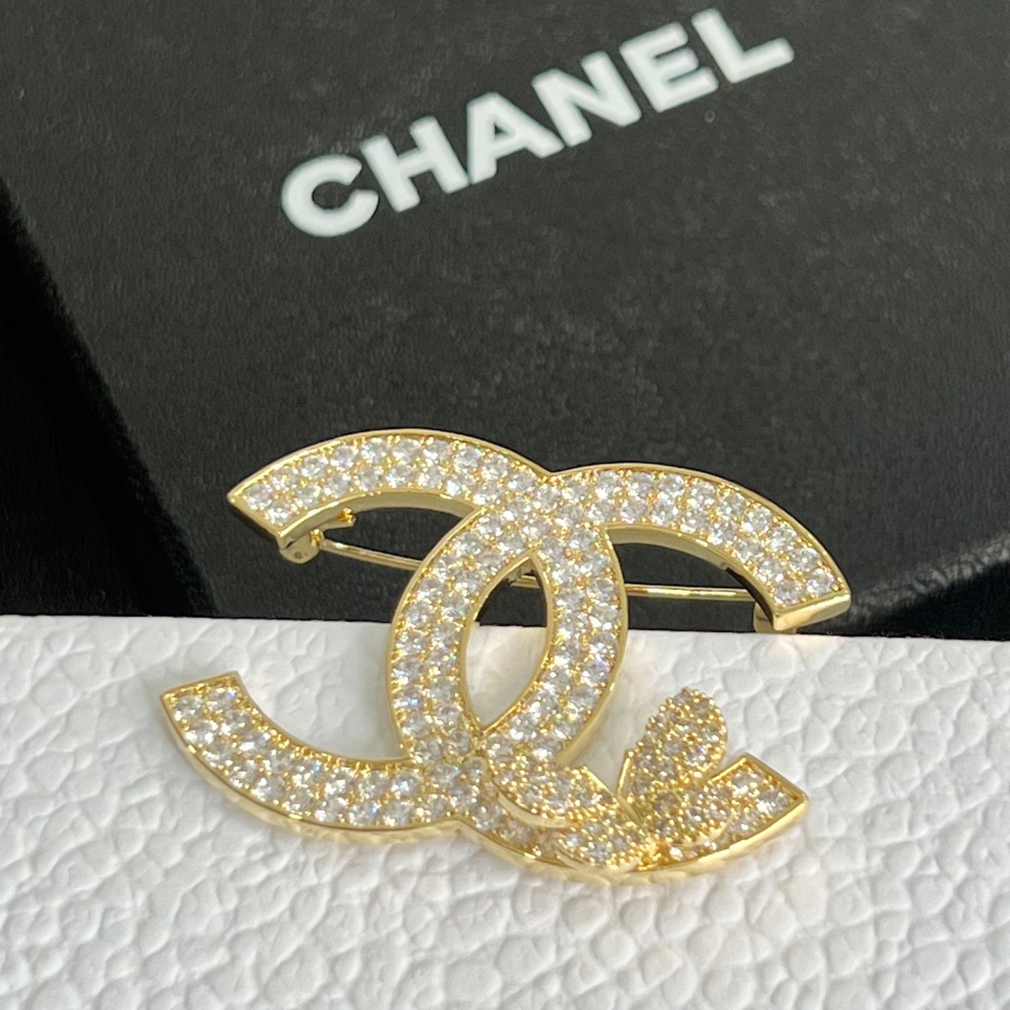 Cài Áo - Chanel & Con Bướm Màu Vàng Pha Lê Trắng (CR)