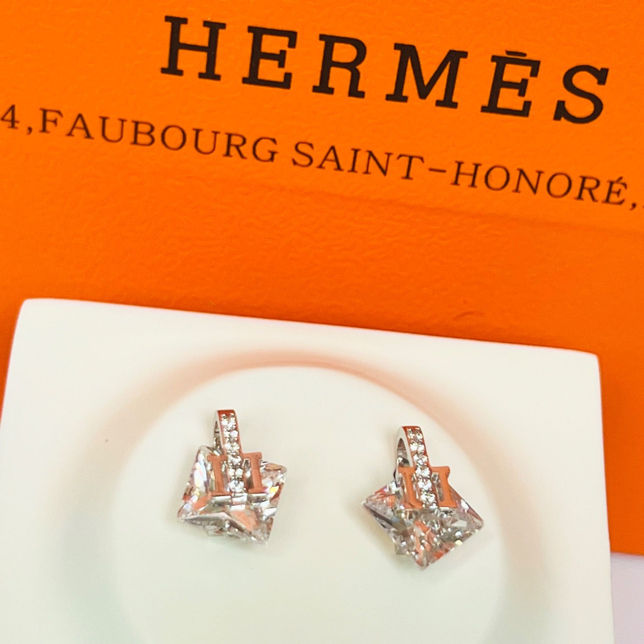 Bộ Trang Sức Hermes Trắng - Vòng Tay, Nhẫn & Bông Tai Pha Lê (AC)