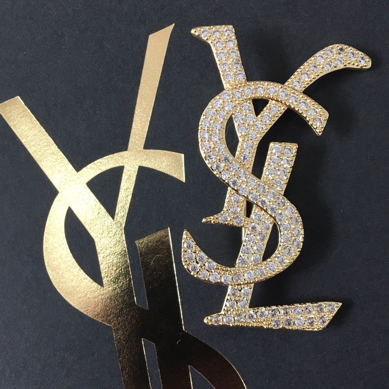 Cài Áo Nam, Nữ - YSL Màu Vàng Pha Lê Trắng (AI)