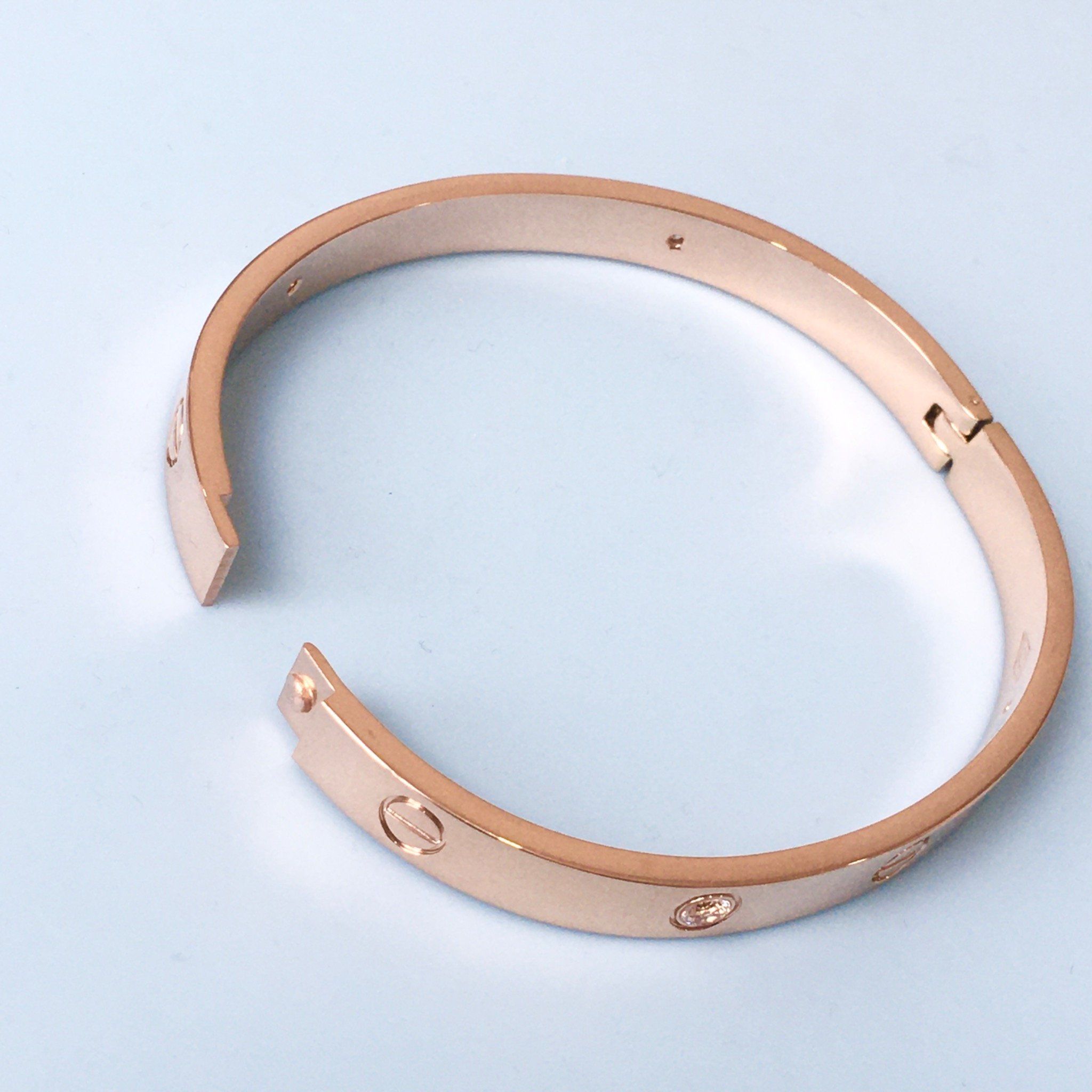 Vòng Tay Nam, Nữ TiTan Cao Cấp - Cartier Màu Vàng Hồng Pha Lê Trắng (AH)
