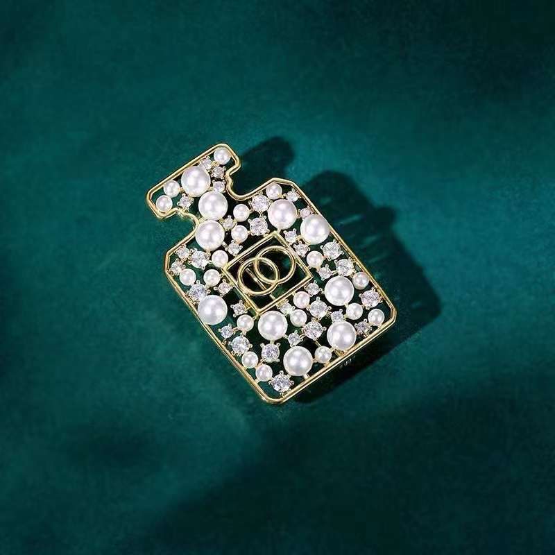 Cài Áo Chanel Chai Nước Hoa Màu Vàng Ngọc Trai & Pha Lê Trắng (CY)