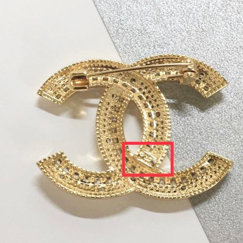 Cài Áo Nam, Nữ - Chanel Màu Vàng Pha Lê Trắng (BD)
