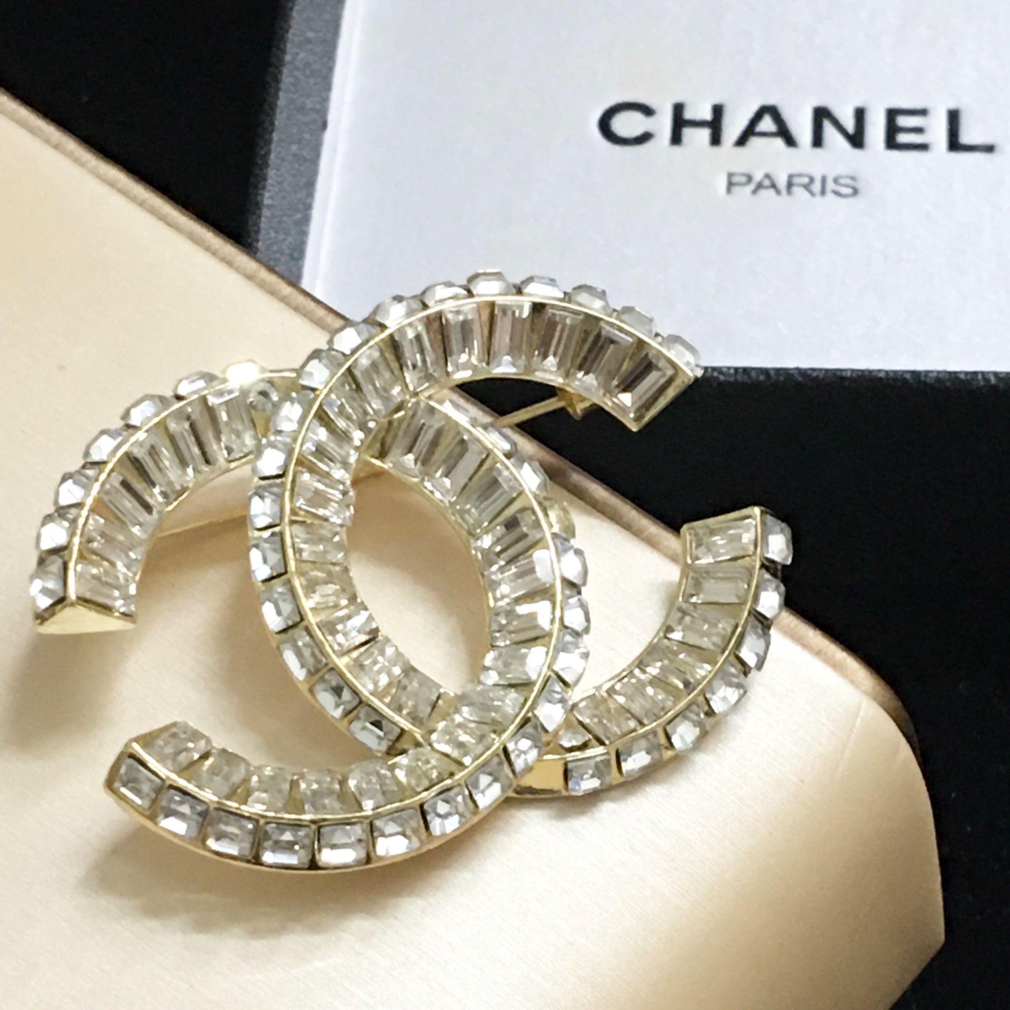 Cài Áo Nam, Nữ - Chanel Màu Vàng Bản To Pha Lê Trắng (BQ)
