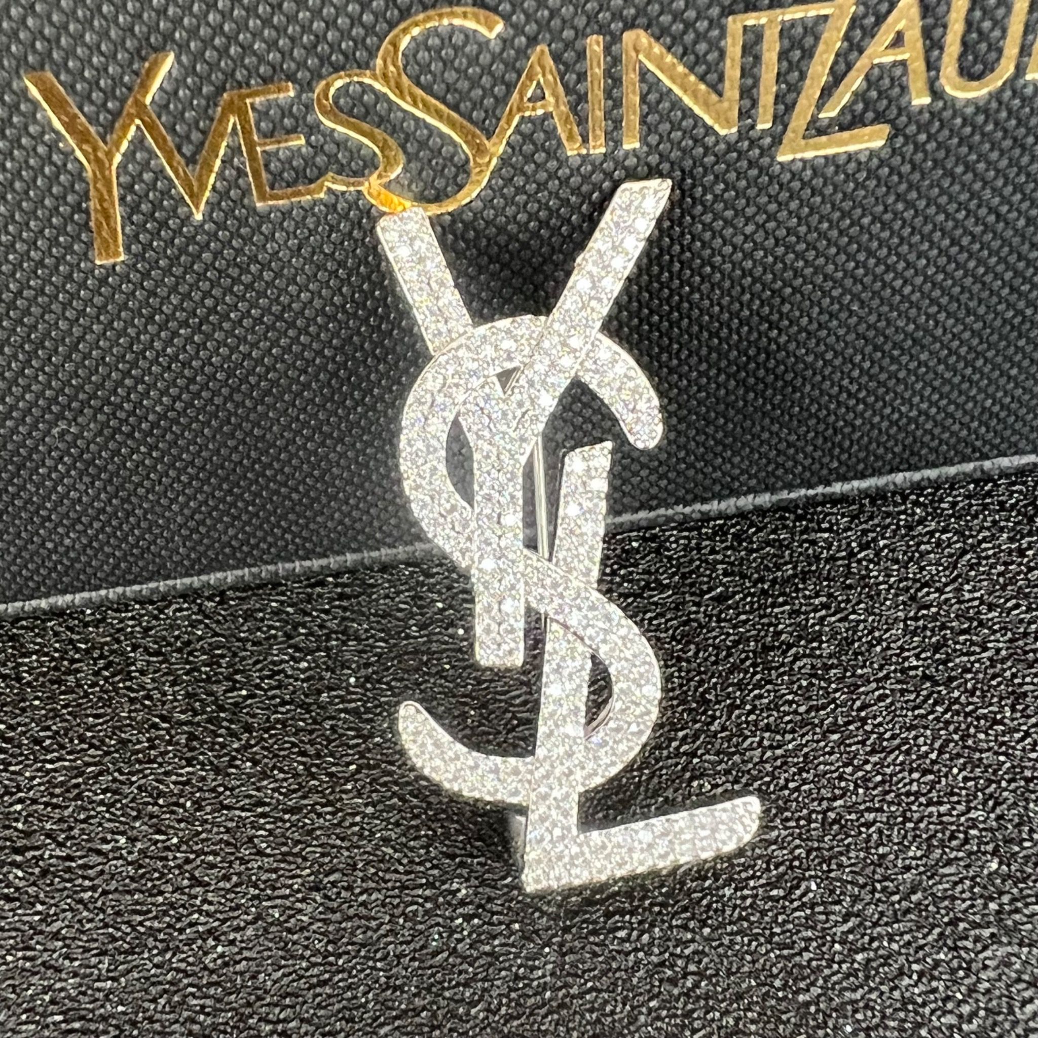 Cài Áo Nam, Nữ - YSL Màu Trắng Pha Lê (AJ)
