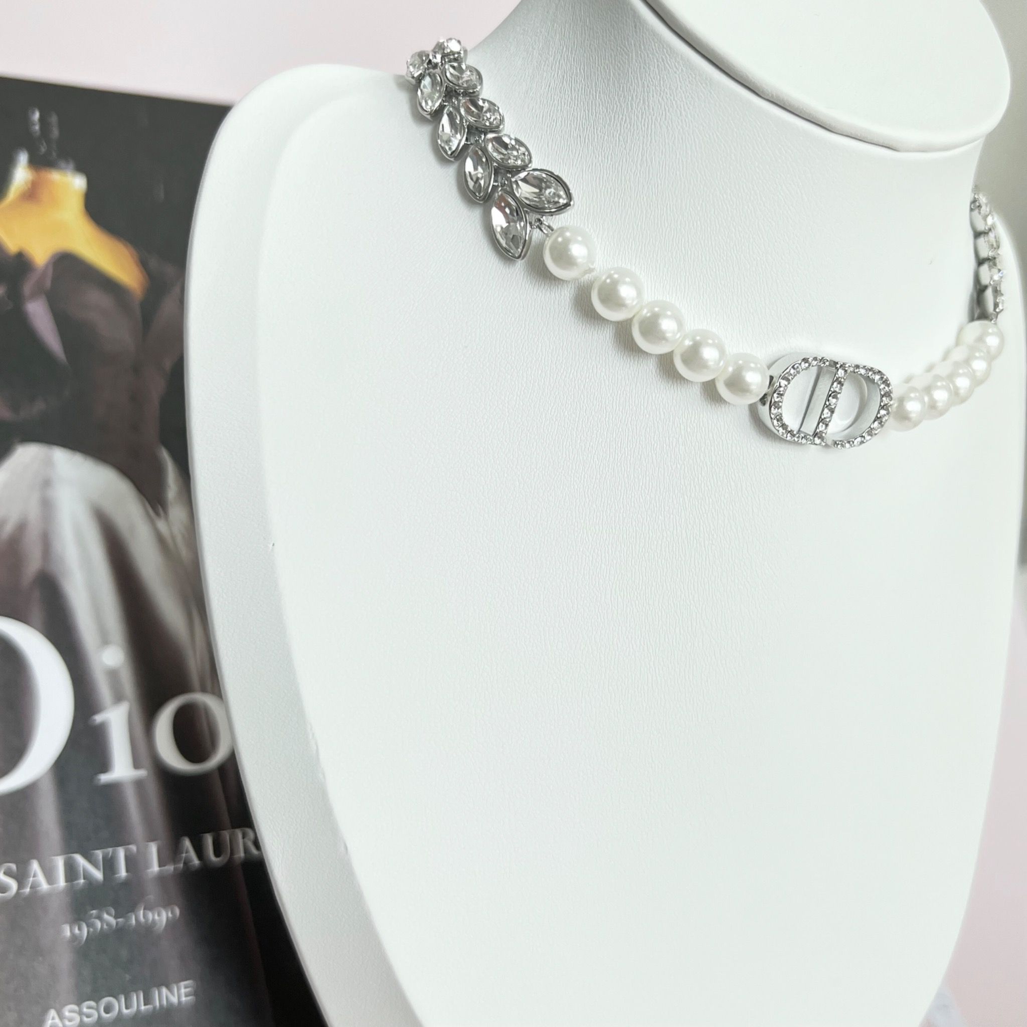 Bộ Trang Sức Di.oor Trắng - Vòng cổ Choker & Bông Tai Ngọc Trai, Pha Lê Quý Phái (AF)