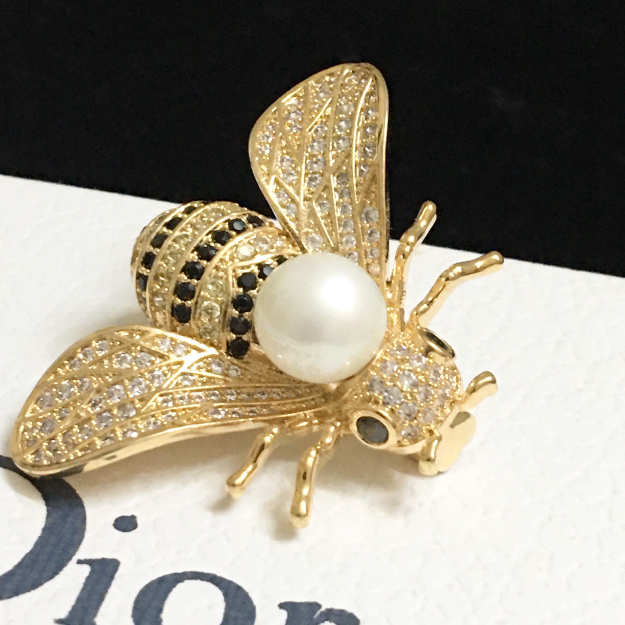 Cài Áo & Mặt Dây Chuyền - Con Ong Dior Màu Vàng Hồng Ngọc trai & Pha Lê Đen, Trắng (AI)