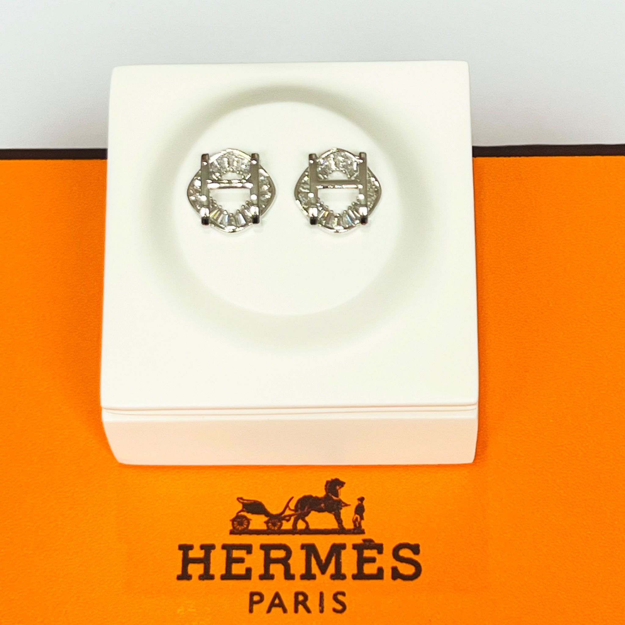 Bông Tai Hermes Màu Trắng Pha Lê (AL)