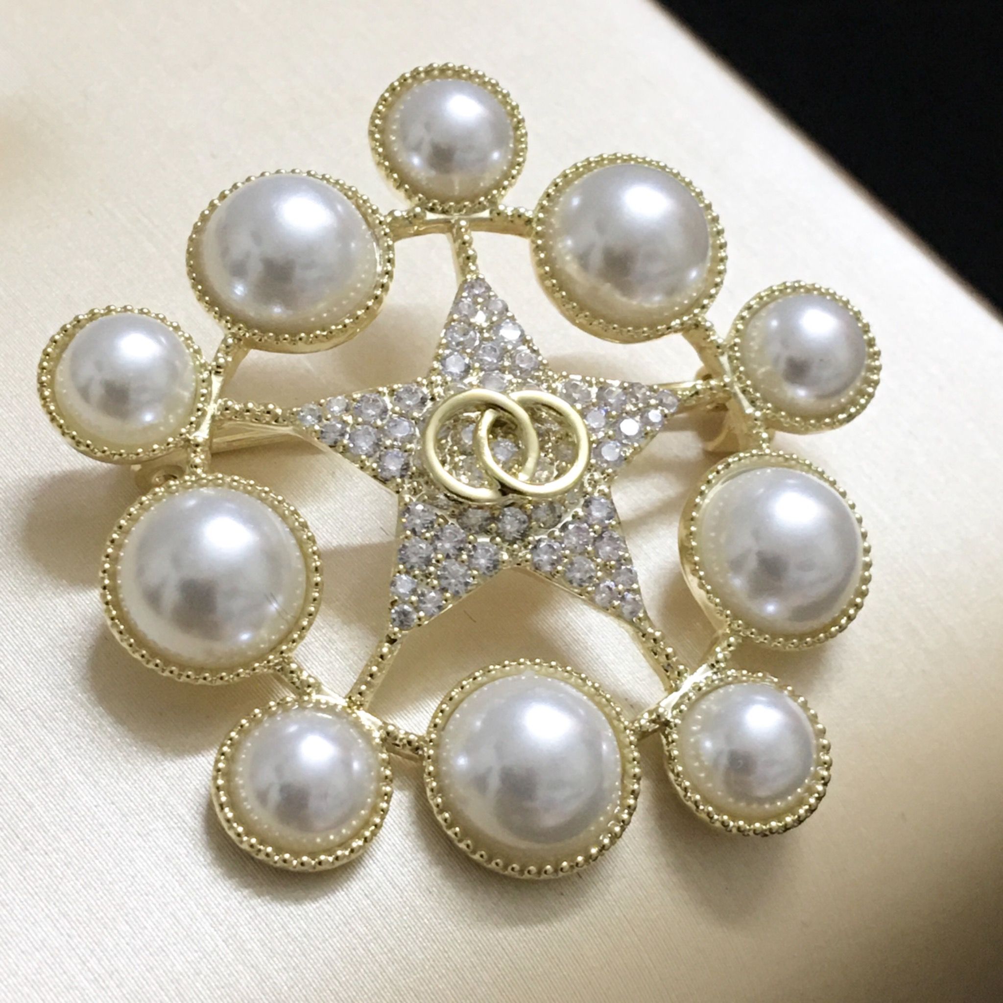 Cài Áo Nam, Nữ - Chanel Ngôi Sao Vàng Ngọc Trai & Pha Lê Trắng (BL)