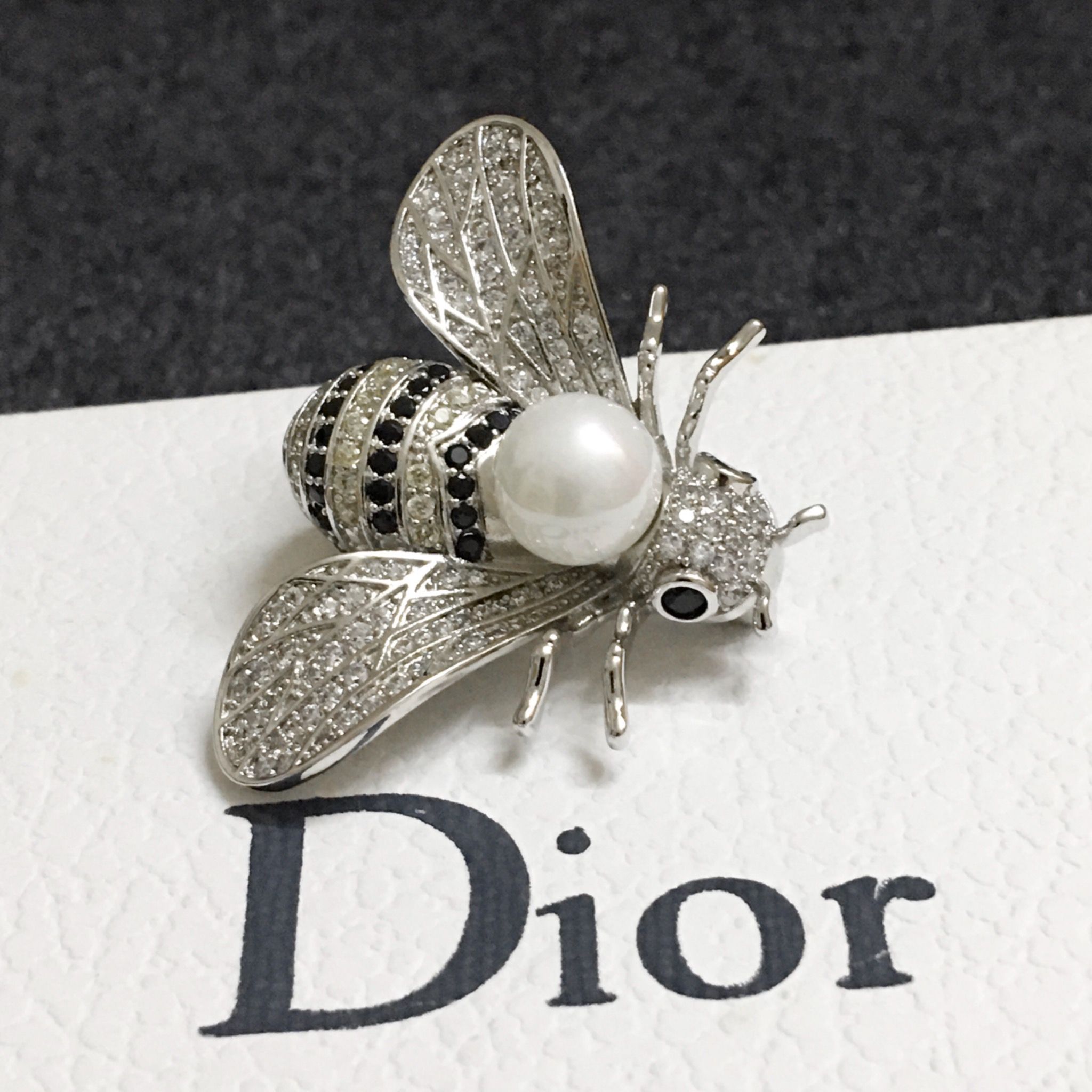 Cài Áo Nam, Nữ - Dior Con Ong Màu Trắng Ngọc Trai & Pha Lê Trắng Đen (AF)