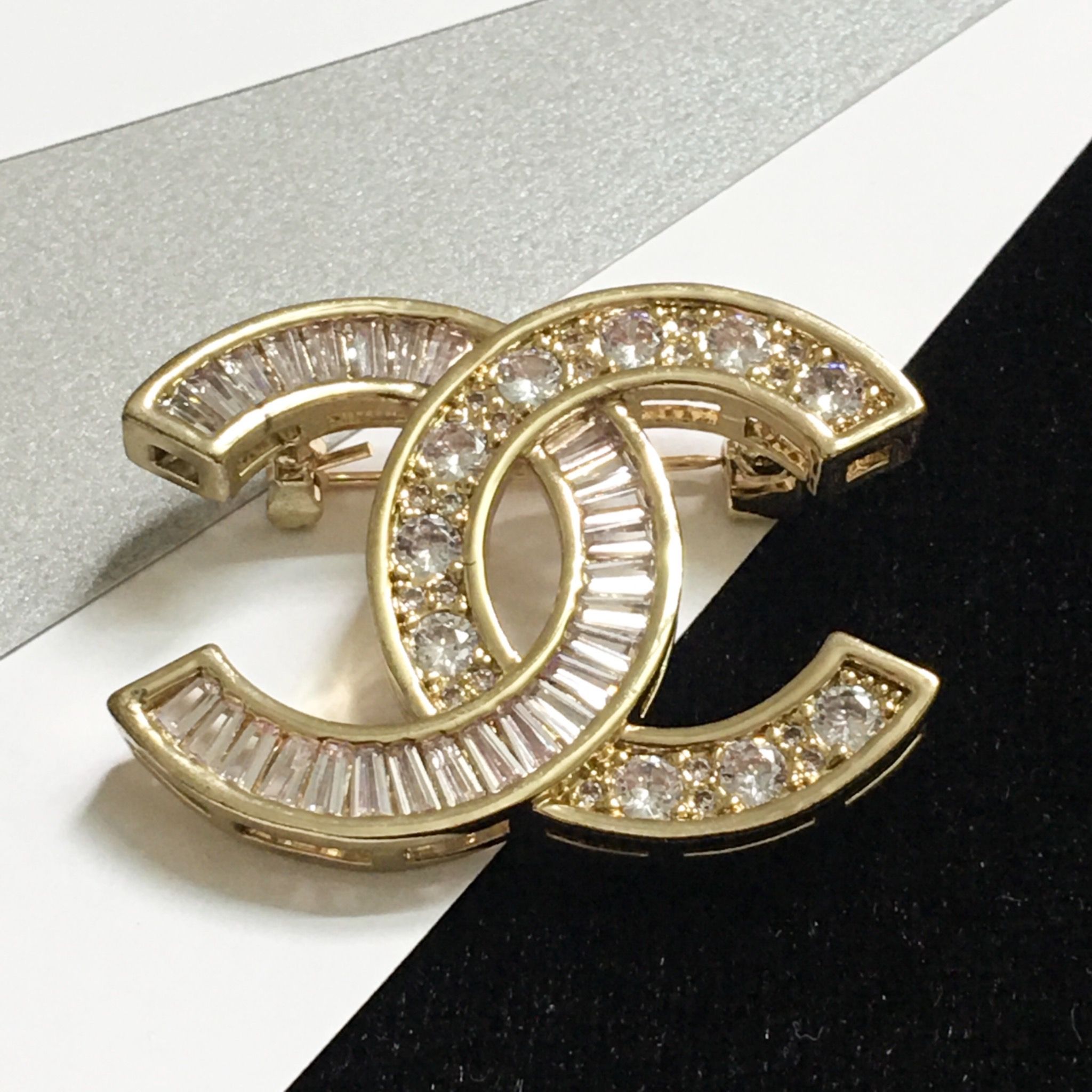 Cài Áo Nam, Nữ - Chanel Màu Vàng Pha Lê Trắng (BF)