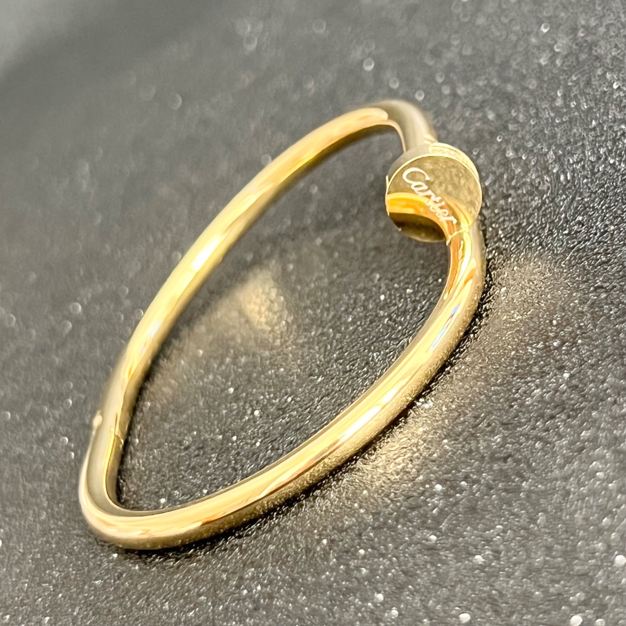 Vòng Tay Nam, Nữ TiTan Cao Cấp - Cartier Cây Đinh Màu Vàng Pha Lê Trắng (AI)