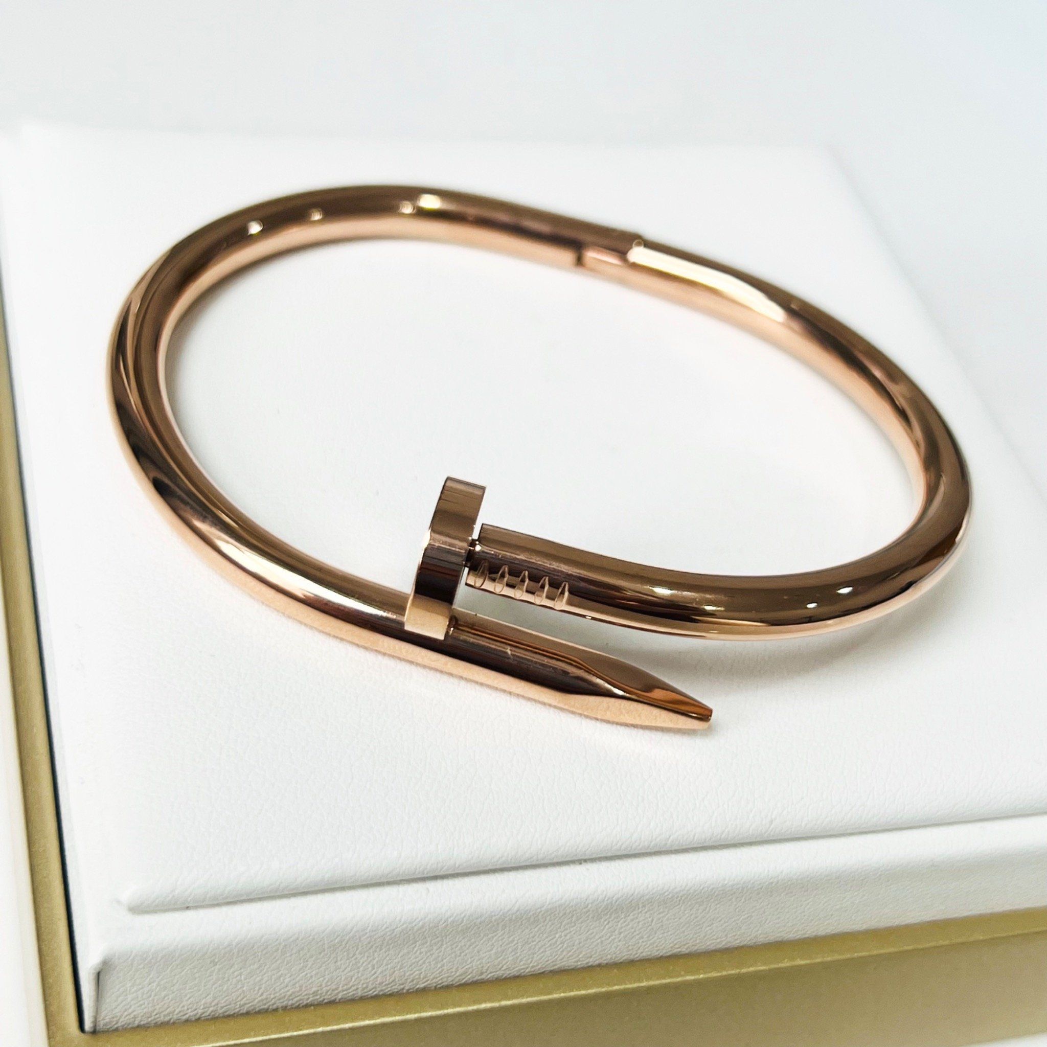 Vòng Tay Cặp Đôi Tình Yêu - Cartier Cây Đinh Màu Vàng Hồng Titan Cao Cấp (AK)
