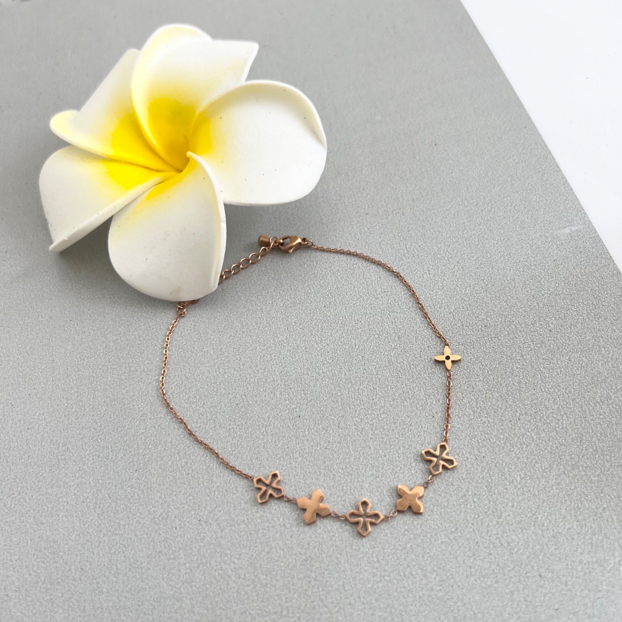 Lắc Chân Titan Cao Cấp - Thánh Giá Màu Vàng Hồng