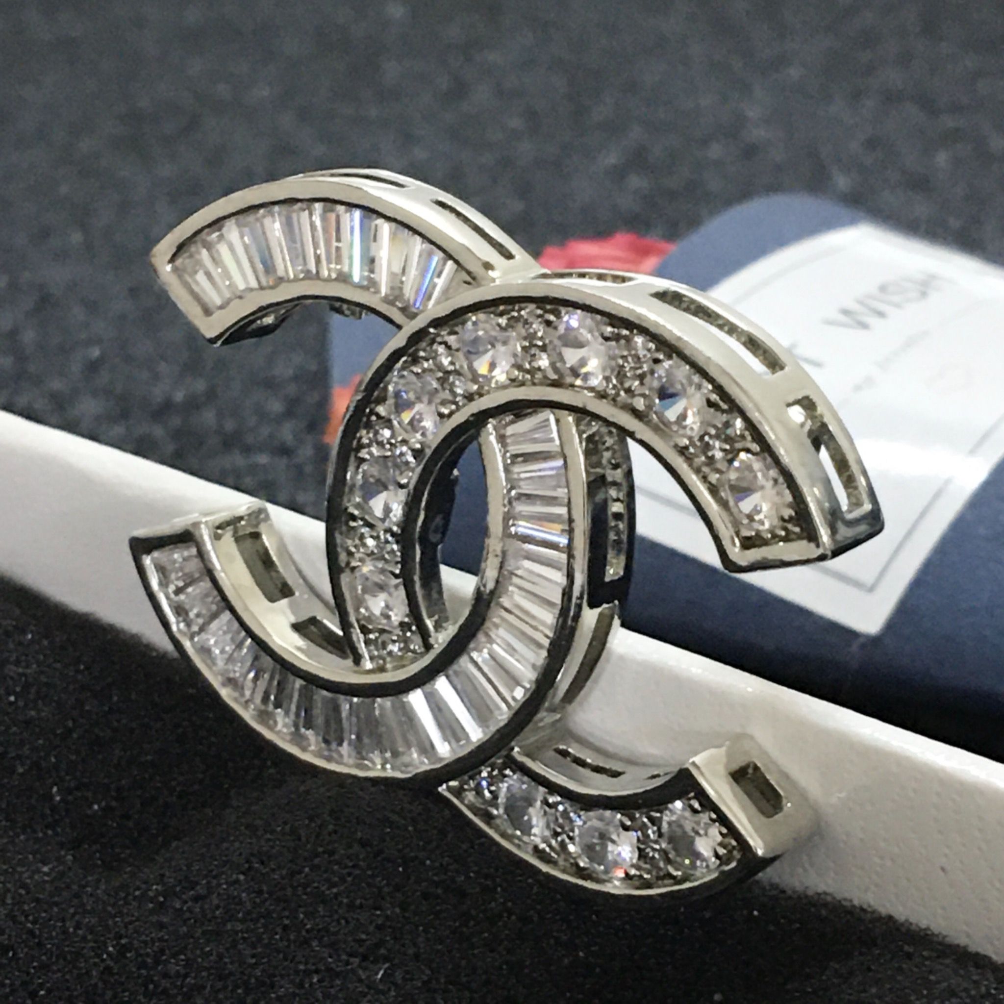 Cài Áo Nam, Nữ - Chanel Màu Trắng Pha Lê (AX)