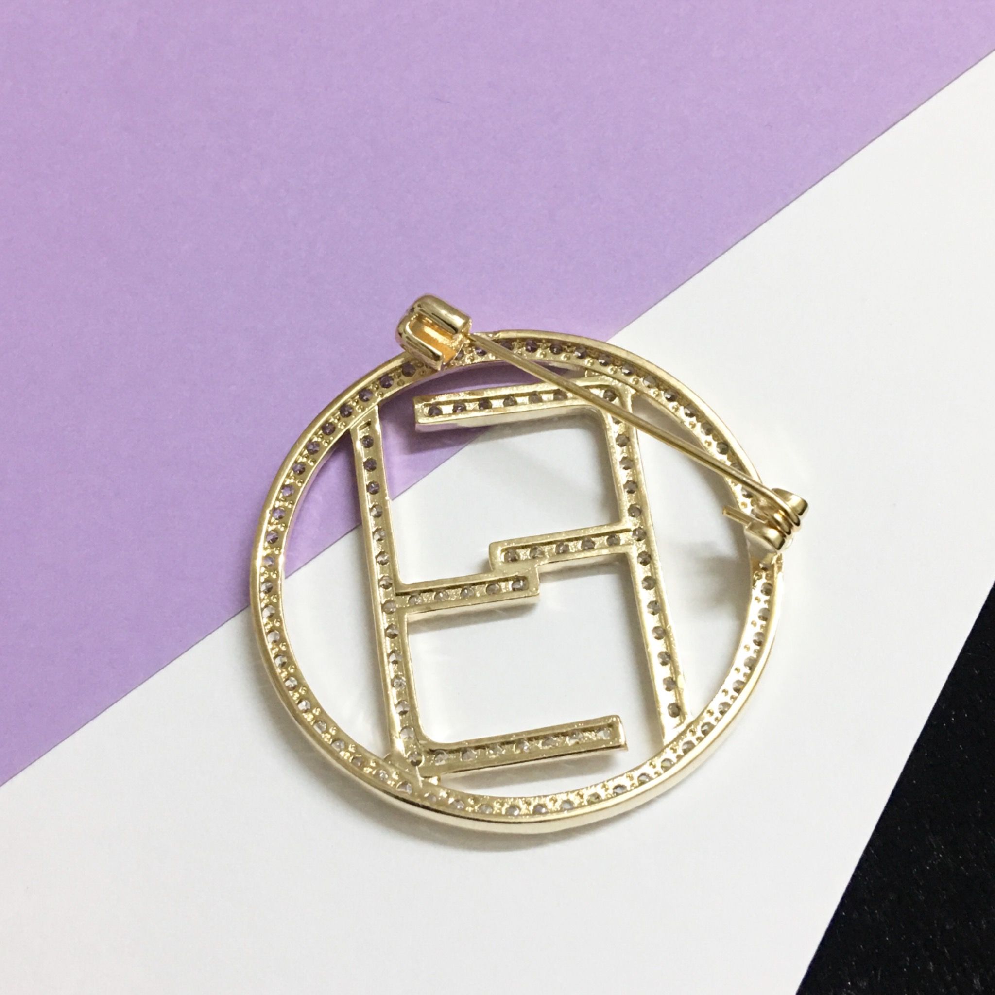 Cài Áo Nam, Nữ - Fendi Màu Vàng Pha Lê Trắng (AA)