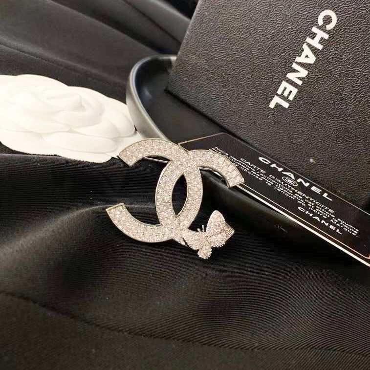 Cài Áo Chanel & Con Bướm Màu Trắng Pha Lê (CQ)