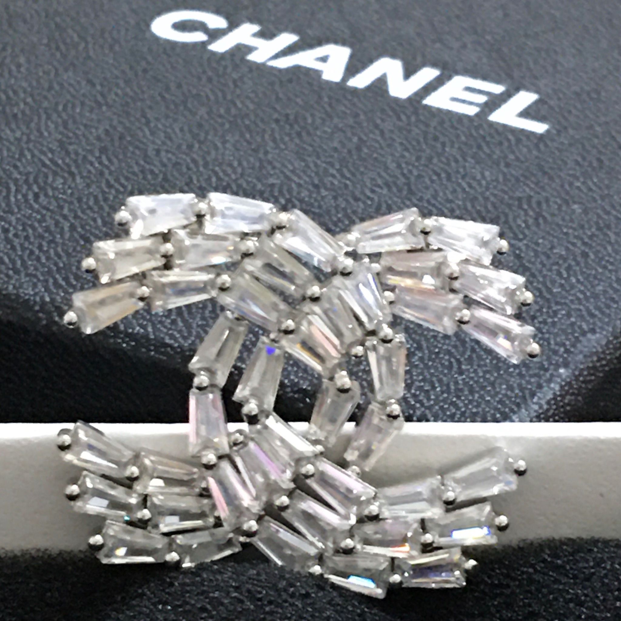 Cài Áo Nam, Nữ - Chanel Lưới Size To Màu Trắng Pha Lê (AJ)