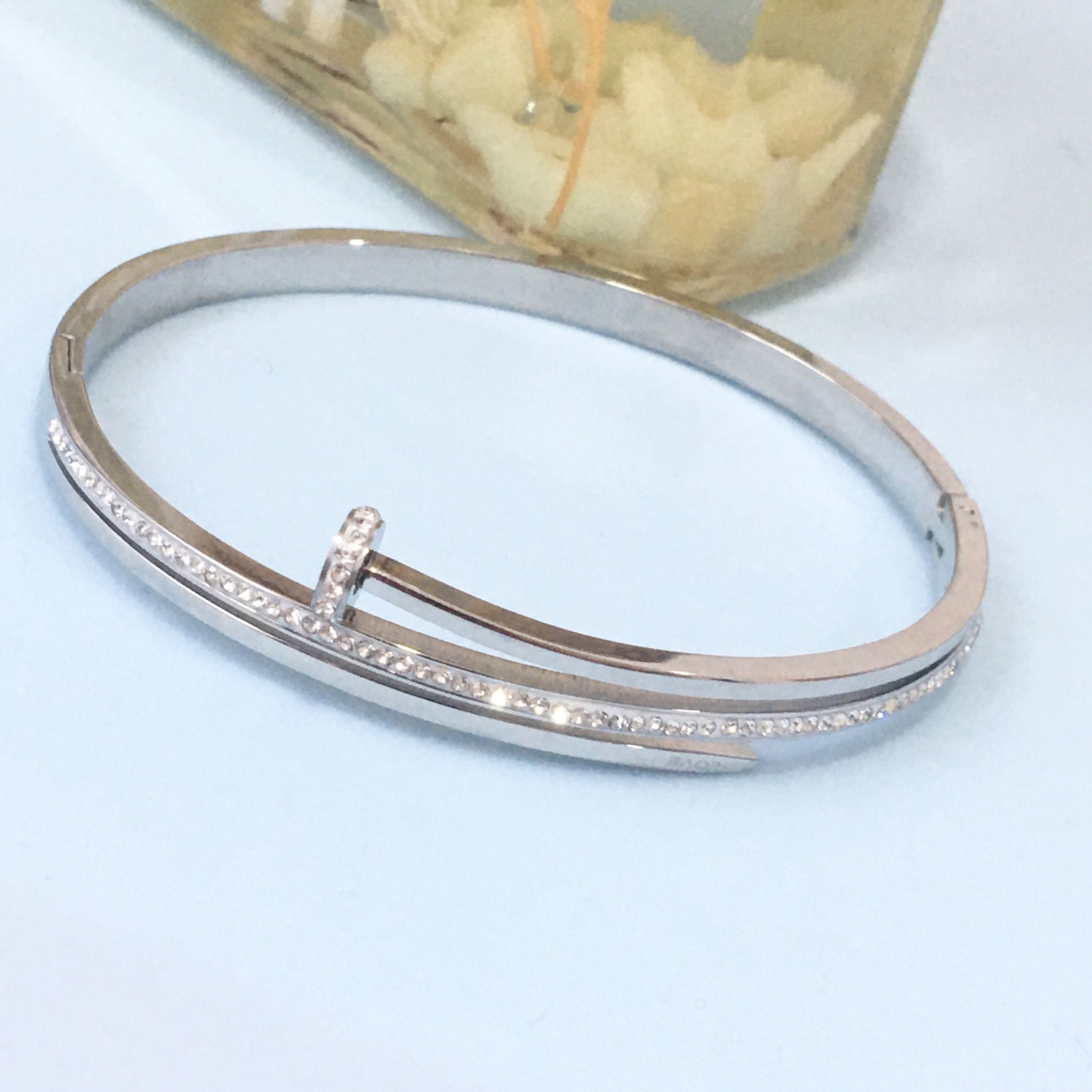 Vòng Tay TiTan Cao Cấp - Cây Đinh Cartier Pha Lê Trắng (AE)