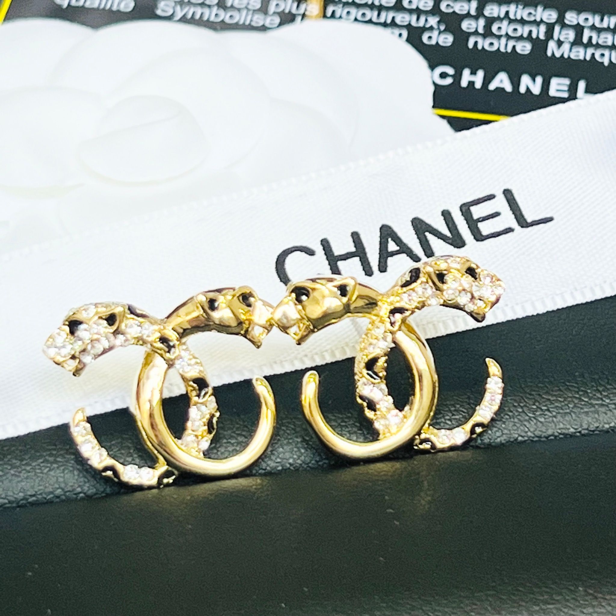 Bông Tai Con Hổ Chanel Bản To Màu Vàng Pha Lê Trắng