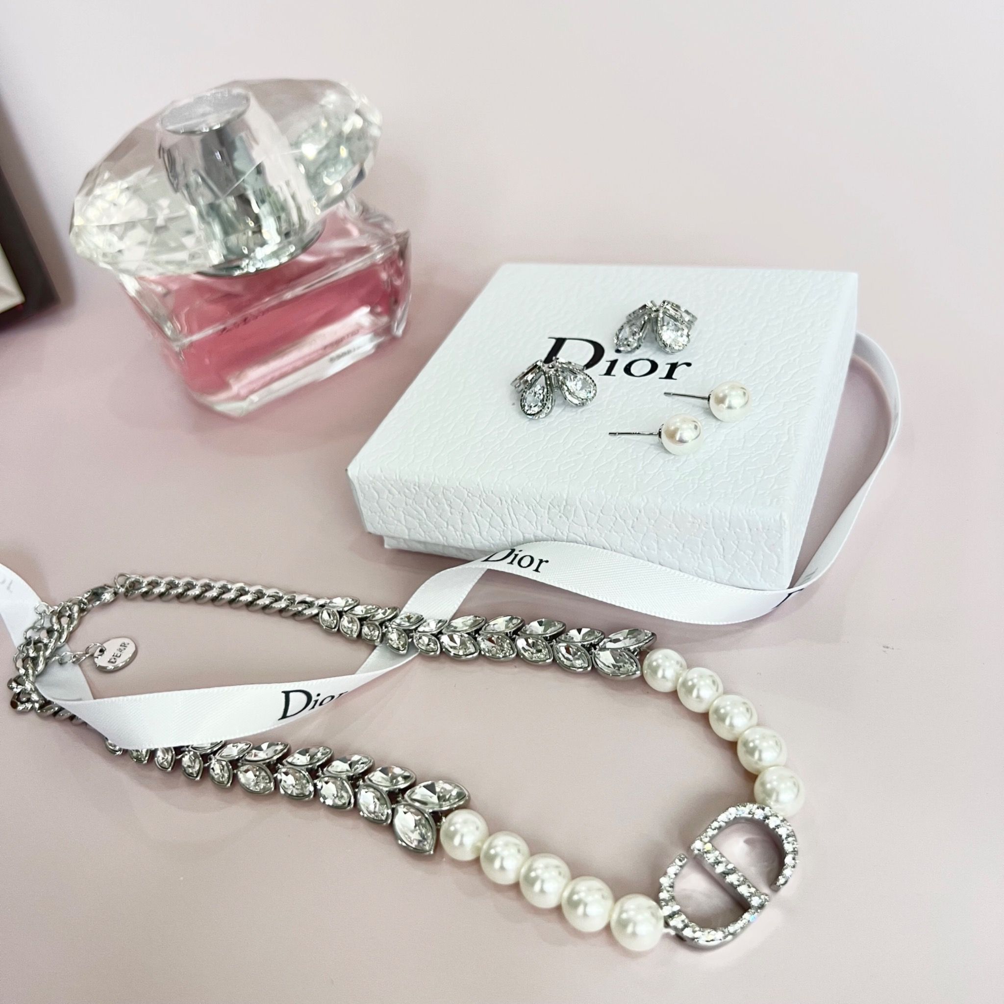Bộ Trang Sức Dior Trắng - Vòng cổ Choker & Bông Tai Ngọc Trai, Pha Lê 2 Kiểu Đeo Quý Phái (AG)