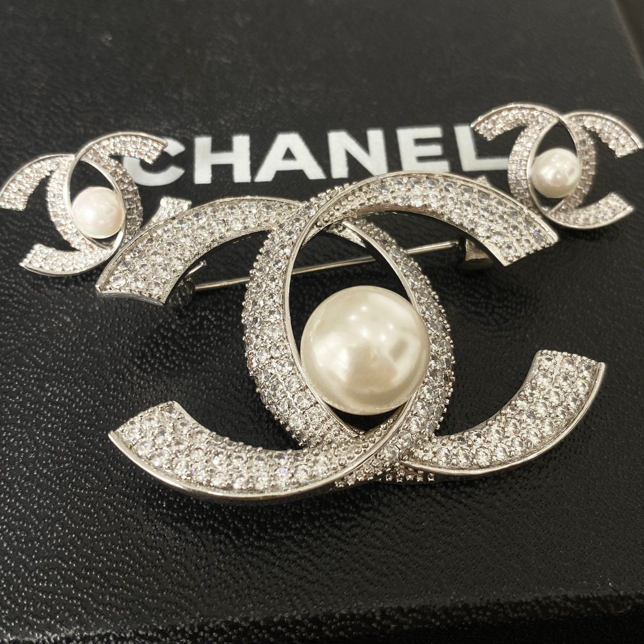 Bộ Trang Sức Chanel Trắng - Cài Áo & Bông Tai Ngọc Trai & Pha Lê (AI)