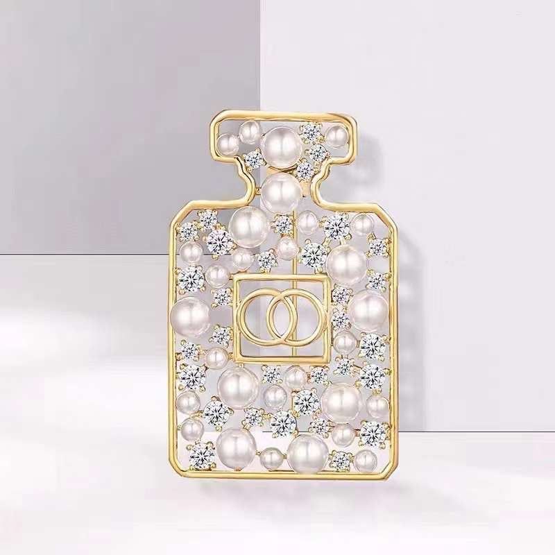Cài Áo Chanel Chai Nước Hoa Màu Vàng Ngọc Trai & Pha Lê Trắng (CY)