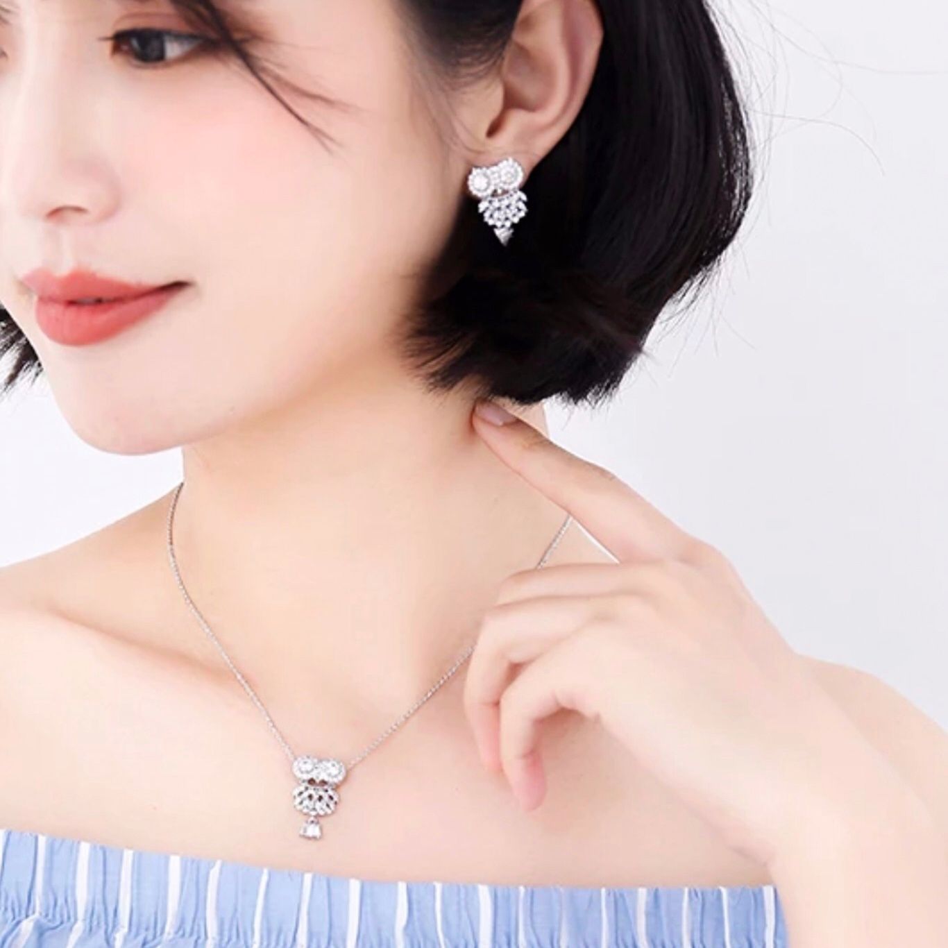 BÔNG TAI CÚ MÈO LỚN ĐÍNH PHA LÊ (AA)
