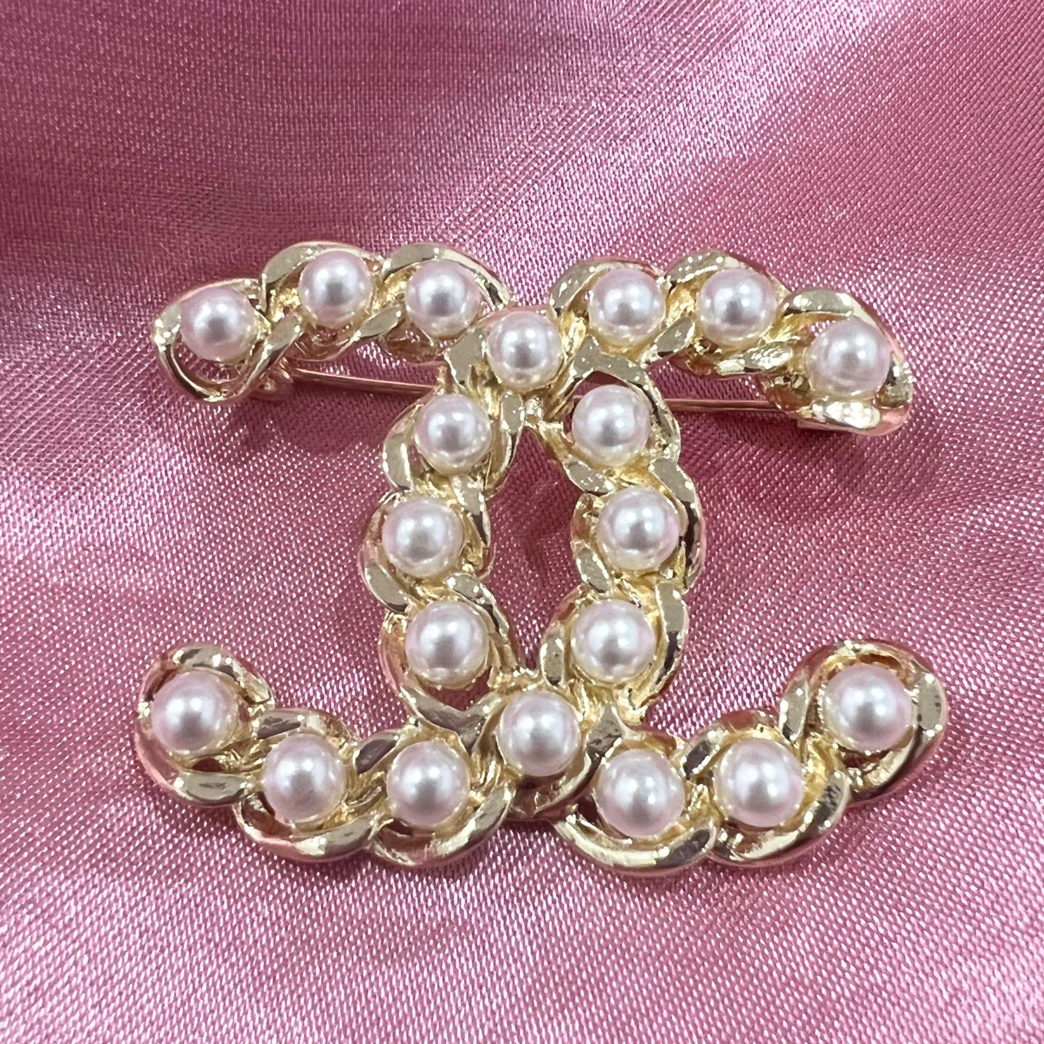 Cài Áo Nam, Nữ - Chanel Màu Vàng Ngọc Trai Trắng (BX)