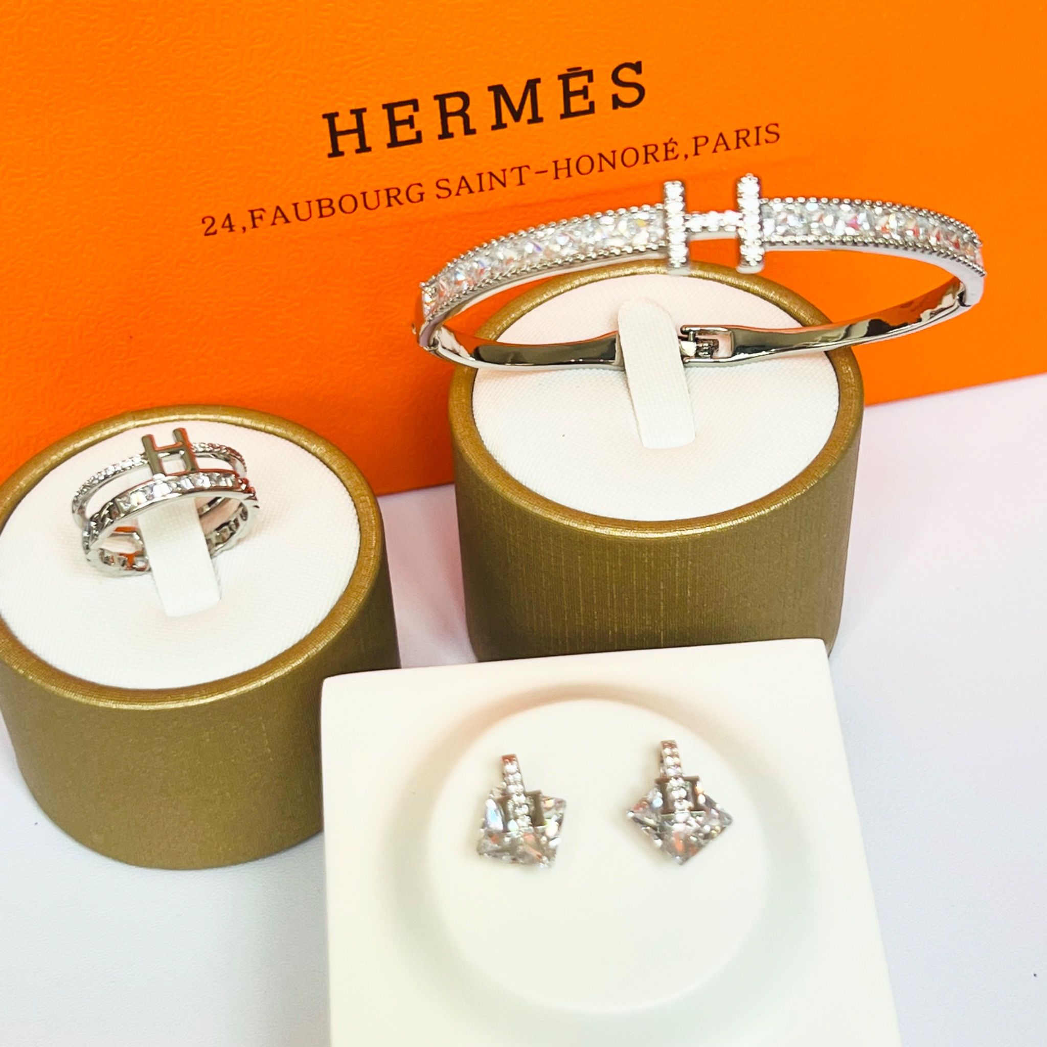 Bộ Trang Sức Hermes Trắng - Vòng Tay, Nhẫn & Bông Tai Pha Lê (AC)