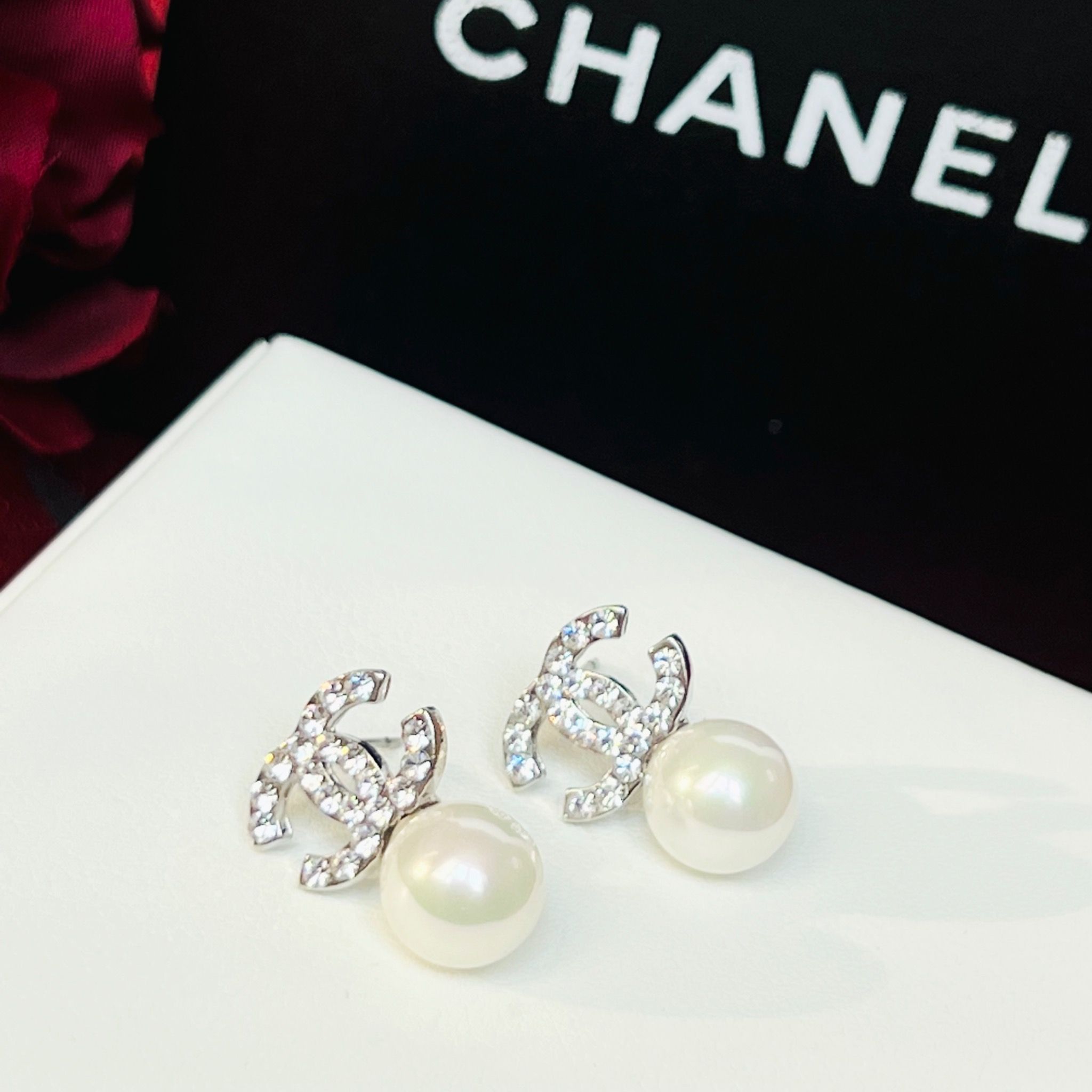 Bông Tai Chanel Màu Trắng Ngọc Trai & Pha Lê (CI)