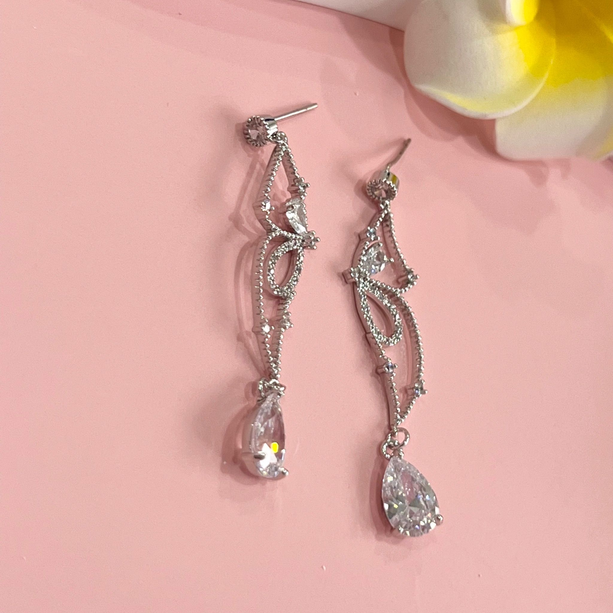 Bông Tai Con Bướm Xinh Pha Lê Trắng Tinh Tế (AL)