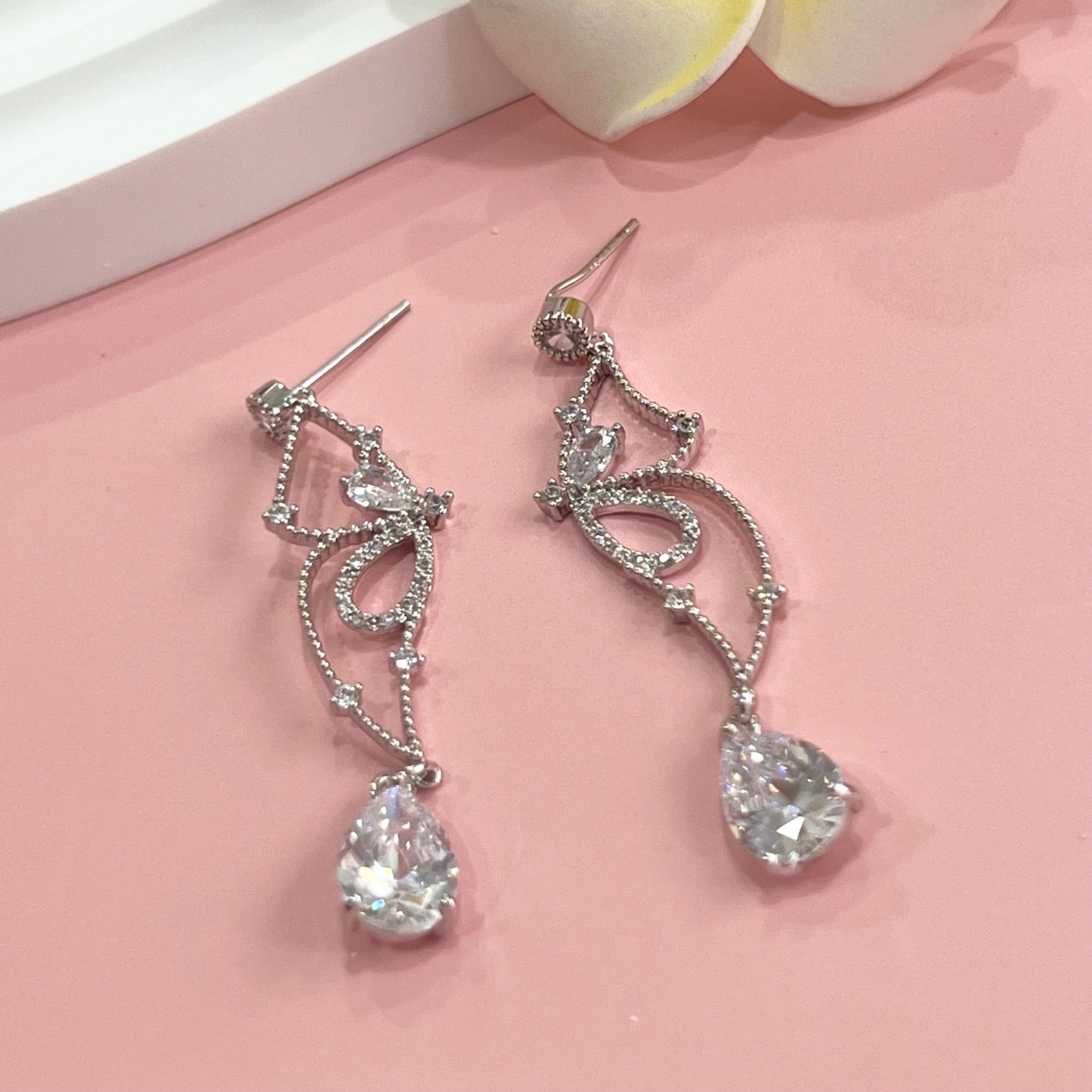 Bông Tai Con Bướm Xinh Pha Lê Trắng Tinh Tế (AL)