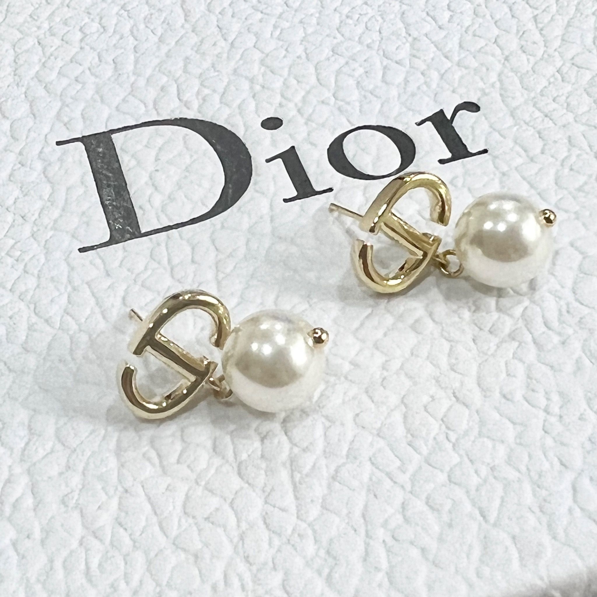 Bông Tai Dior Màu Vàng Ngọc Trai (AQ)
