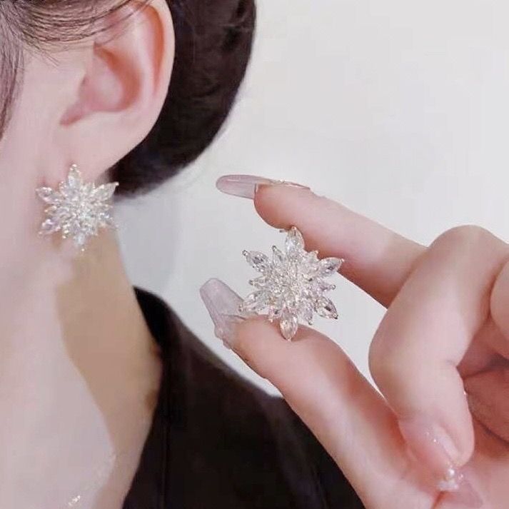 Bông Tai Hoa Hướng Dương Bản To Pha Lê Trắng Sang Trọng (BM)