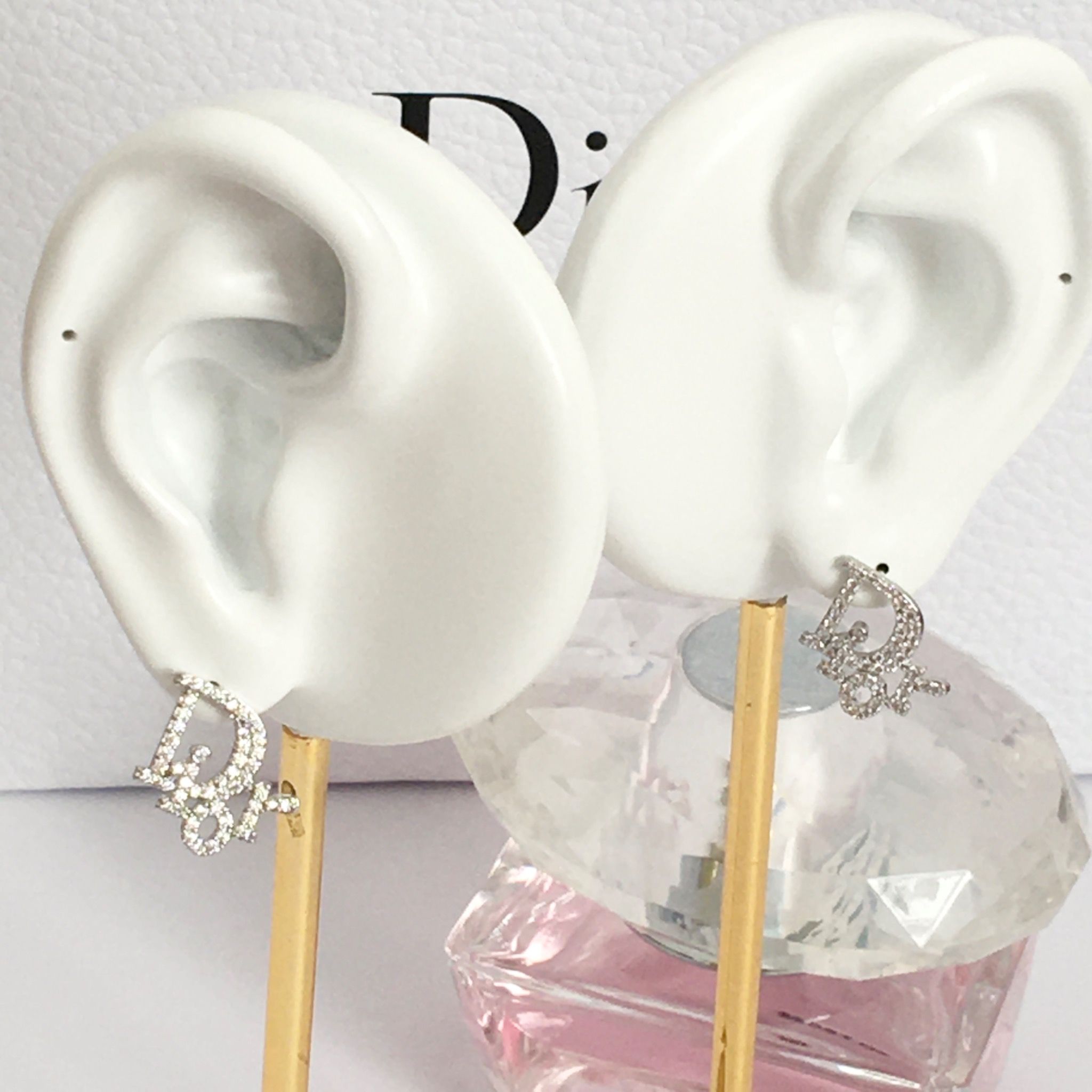 Bông Tai Dior Màu Vàng 1,2cm Pha Lê Trắng (AW)