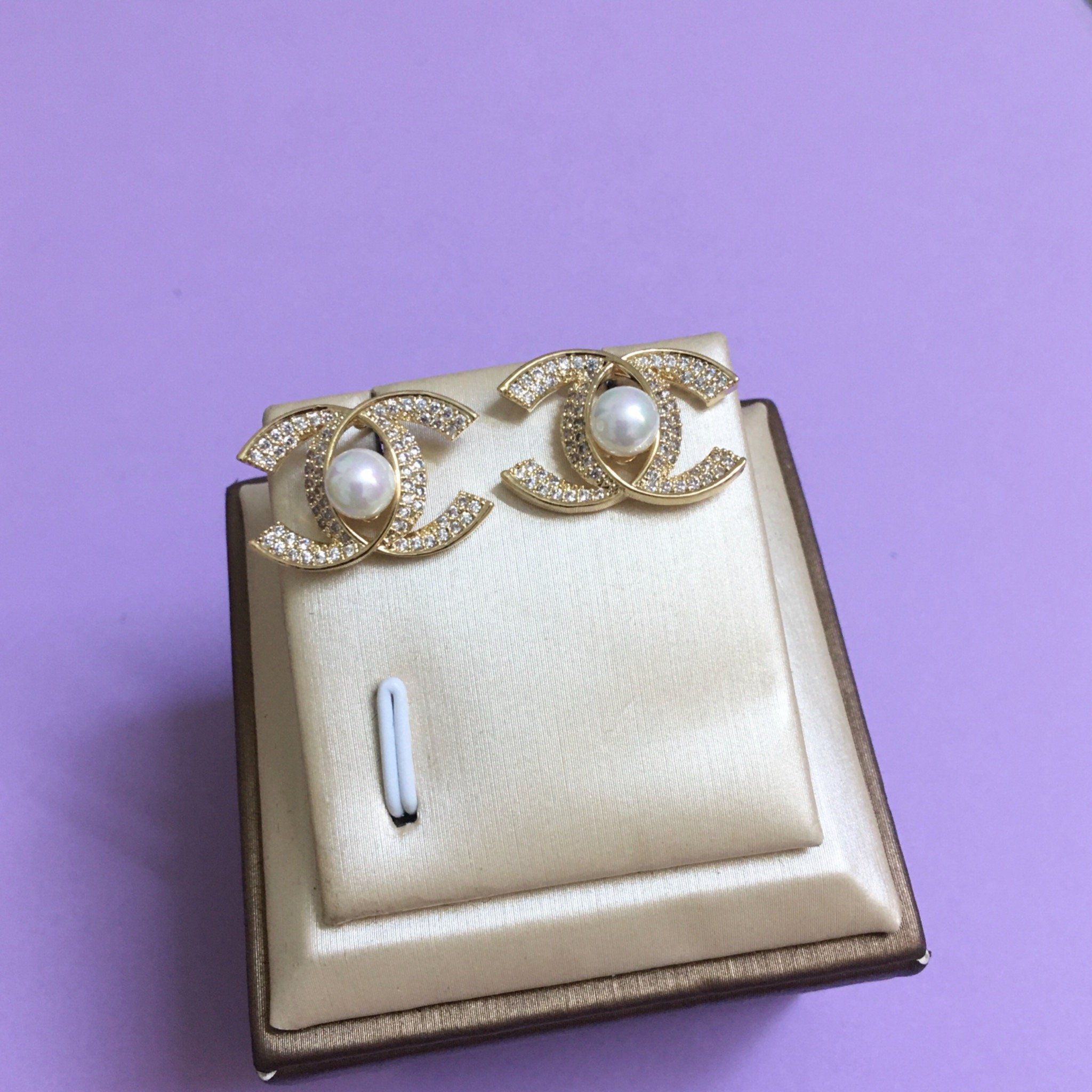 Bộ Trang Sức Chanel Vàng Hồng - Cài Áo & Bông Tai Ngọc Trai & Pha Lê Trắng (AE)