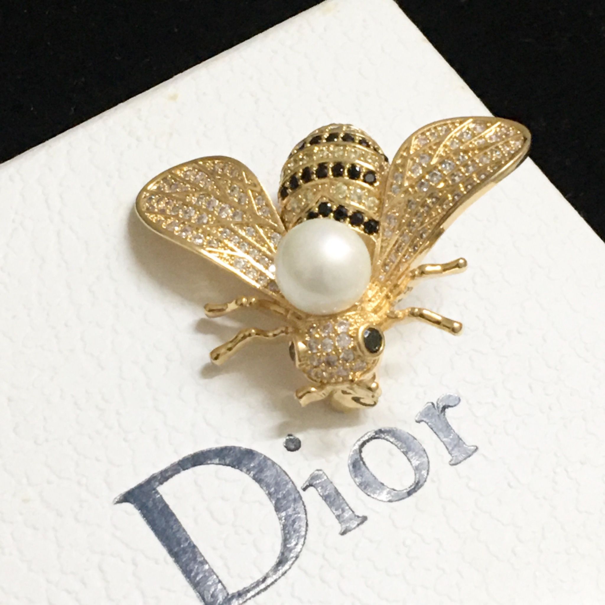 Cài Áo & Mặt Dây Chuyền - Con Ong Dior Màu Vàng Hồng Ngọc trai & Pha Lê Đen, Trắng (AI)