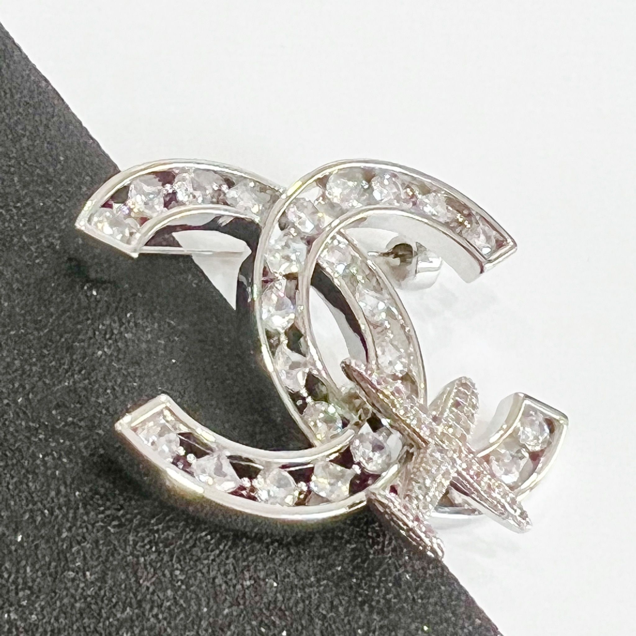 Cài Áo Chanel Máy Bay Màu Trắng Pha Lê (CO)