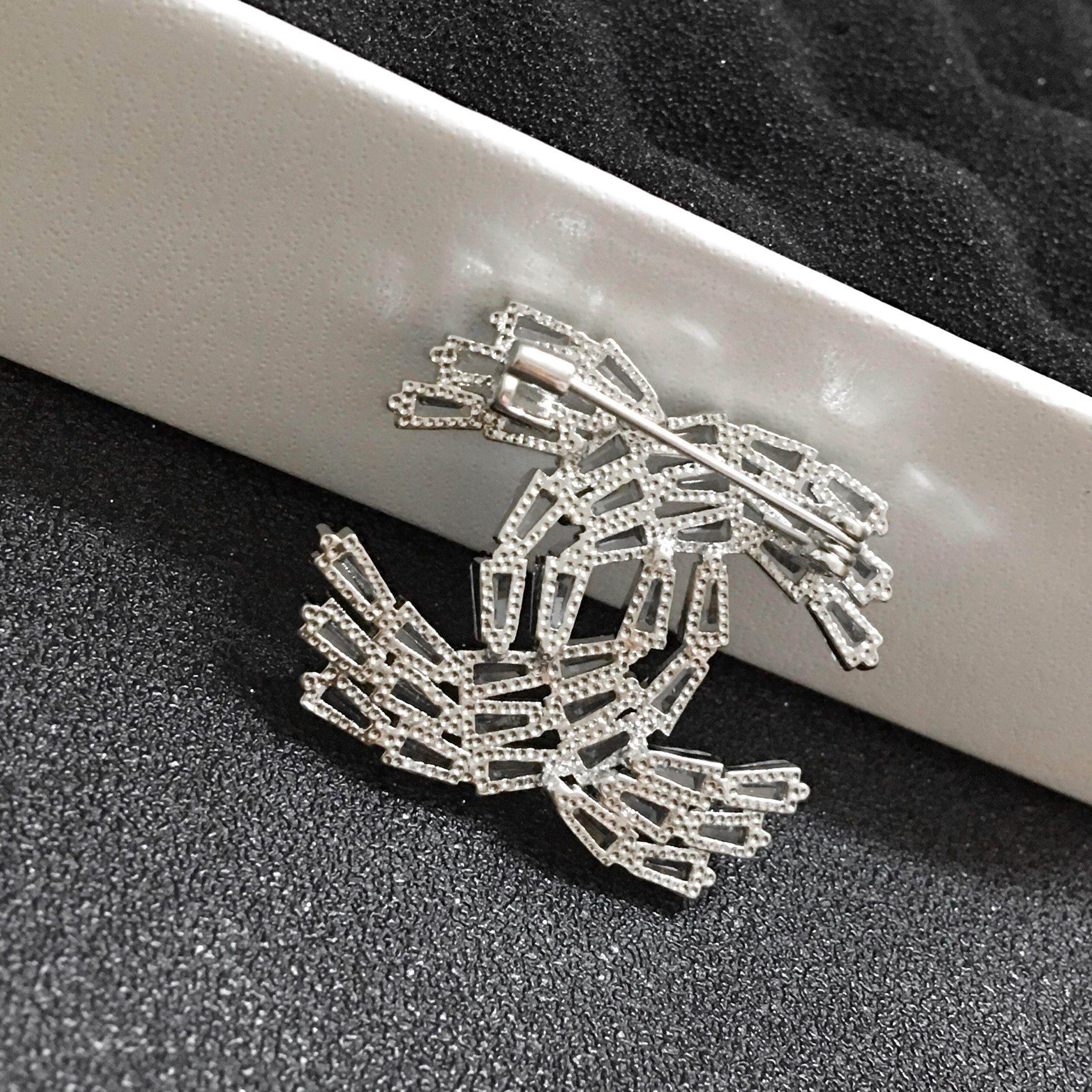 Cài Áo Nam, Nữ - Chanel Lưới Size To Màu Trắng Pha Lê (AJ)