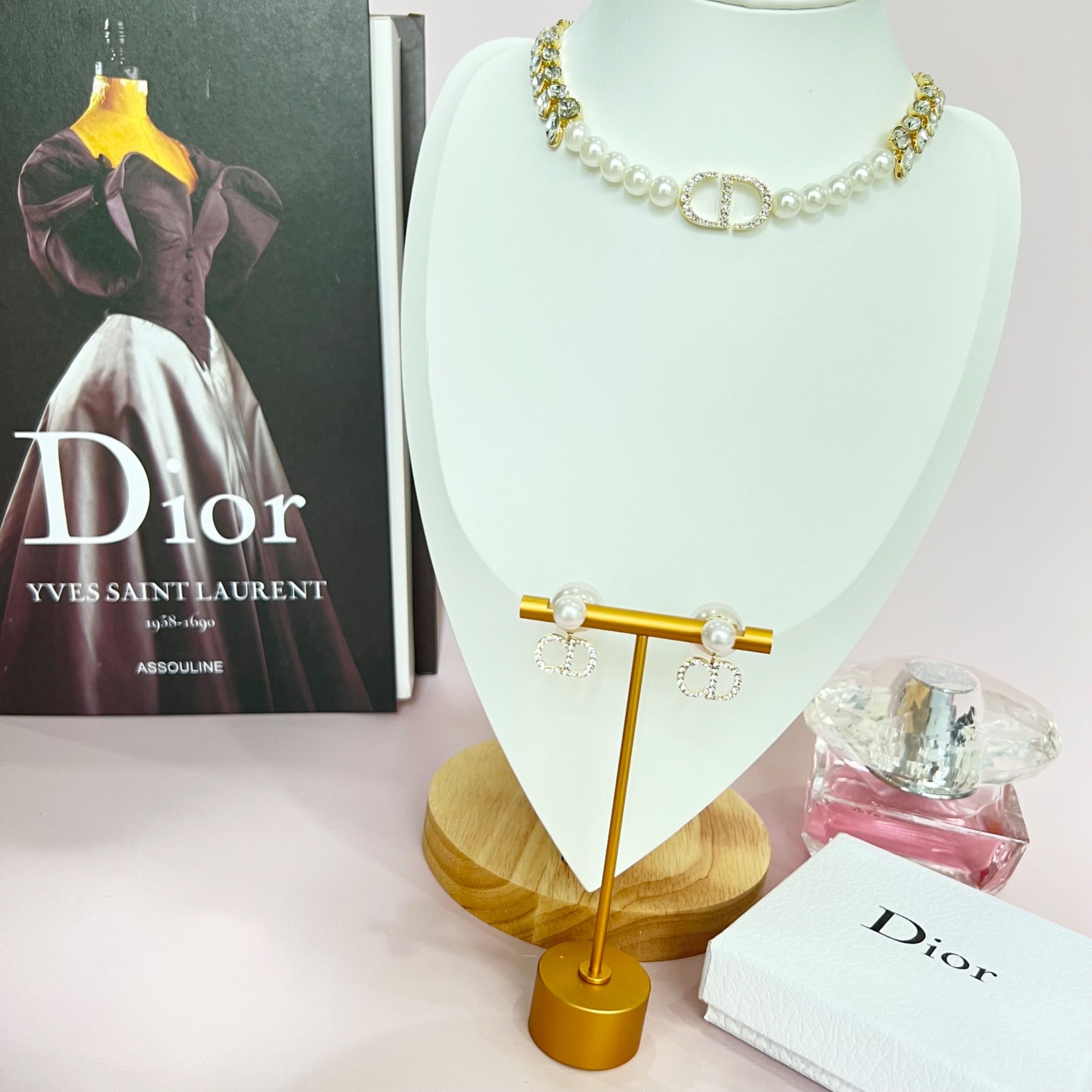 Bộ Trang Sức Di.oor Trắng - Vòng cổ Choker & Bông Tai Ngọc Trai, Pha Lê 2 Kiểu Đeo Quý Phái (AL)
