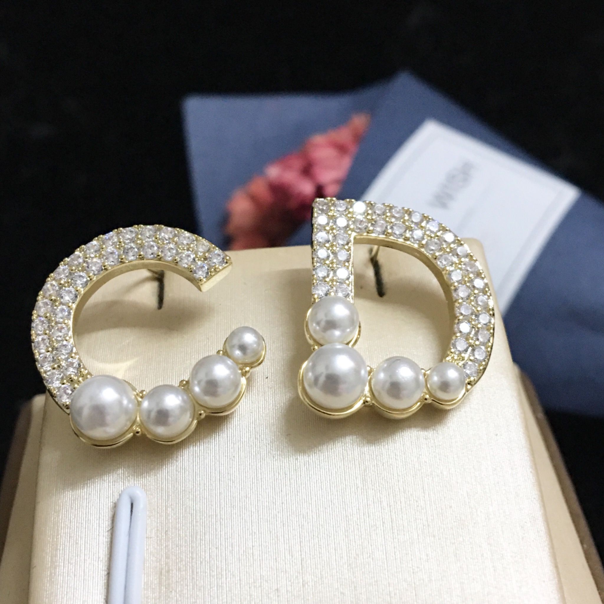 Bông Tai Dior Màu Vàng Bản To Ngọc Trai & Pha Lê Trắng (AE)