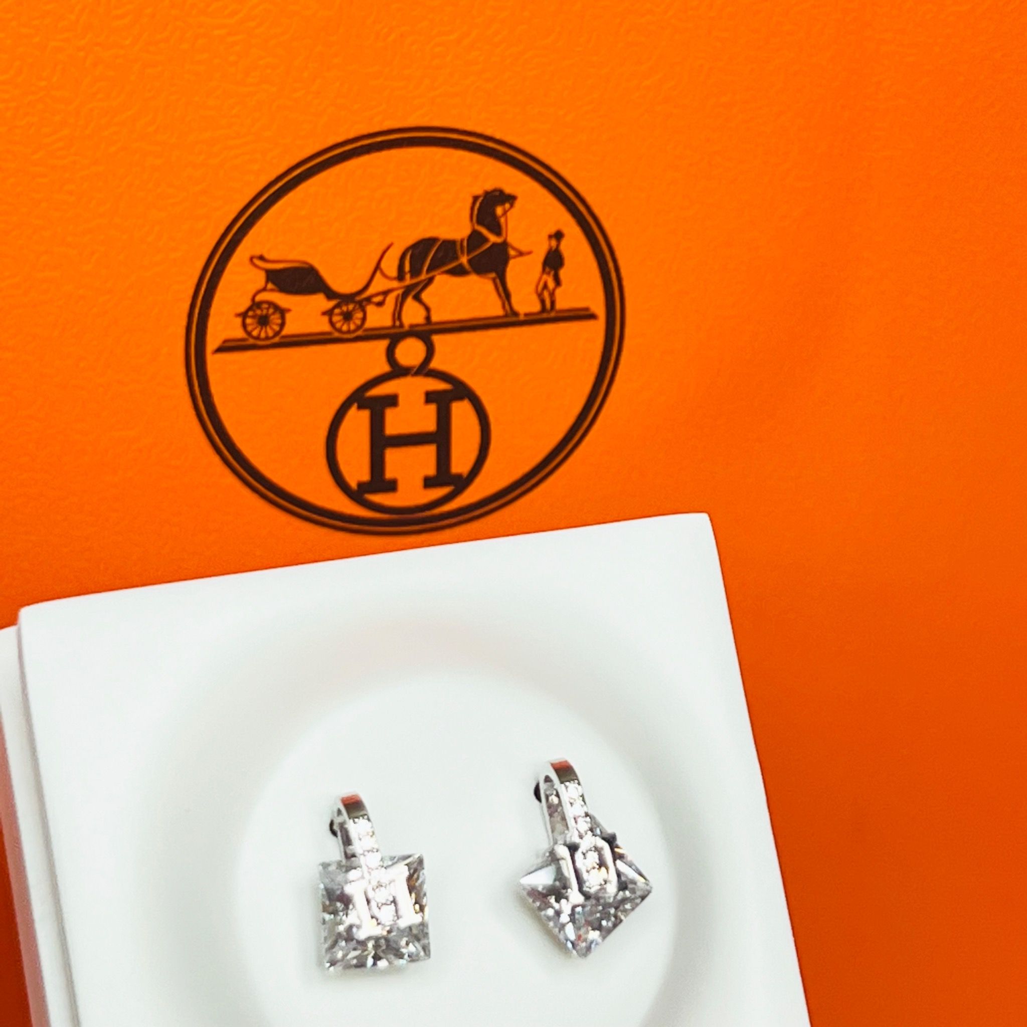 Bộ Trang Sức Hermes Trắng - Vòng Tay, Nhẫn & Bông Tai Pha Lê (AC)