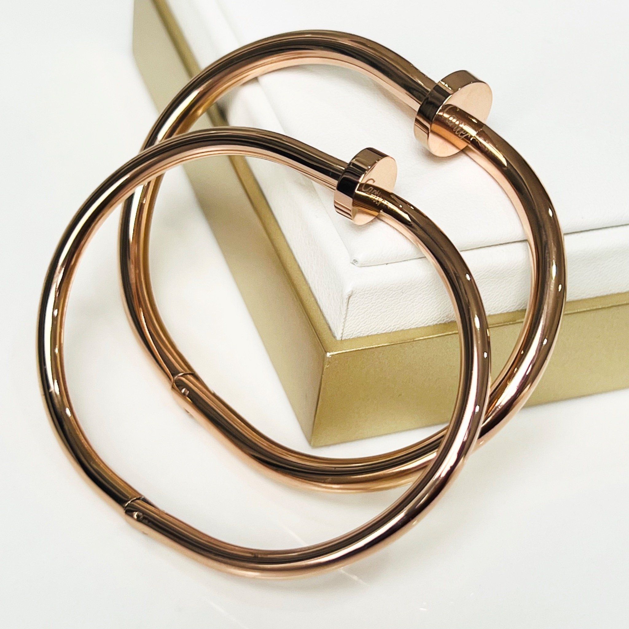Vòng Tay Cặp Đôi Tình Yêu - Cartier Cây Đinh Màu Vàng Hồng Titan Cao Cấp (AK)