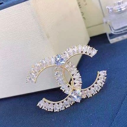Cài Áo Nam, Nữ - Chanel Màu Vàng Pha Lê Trắng (CJ)